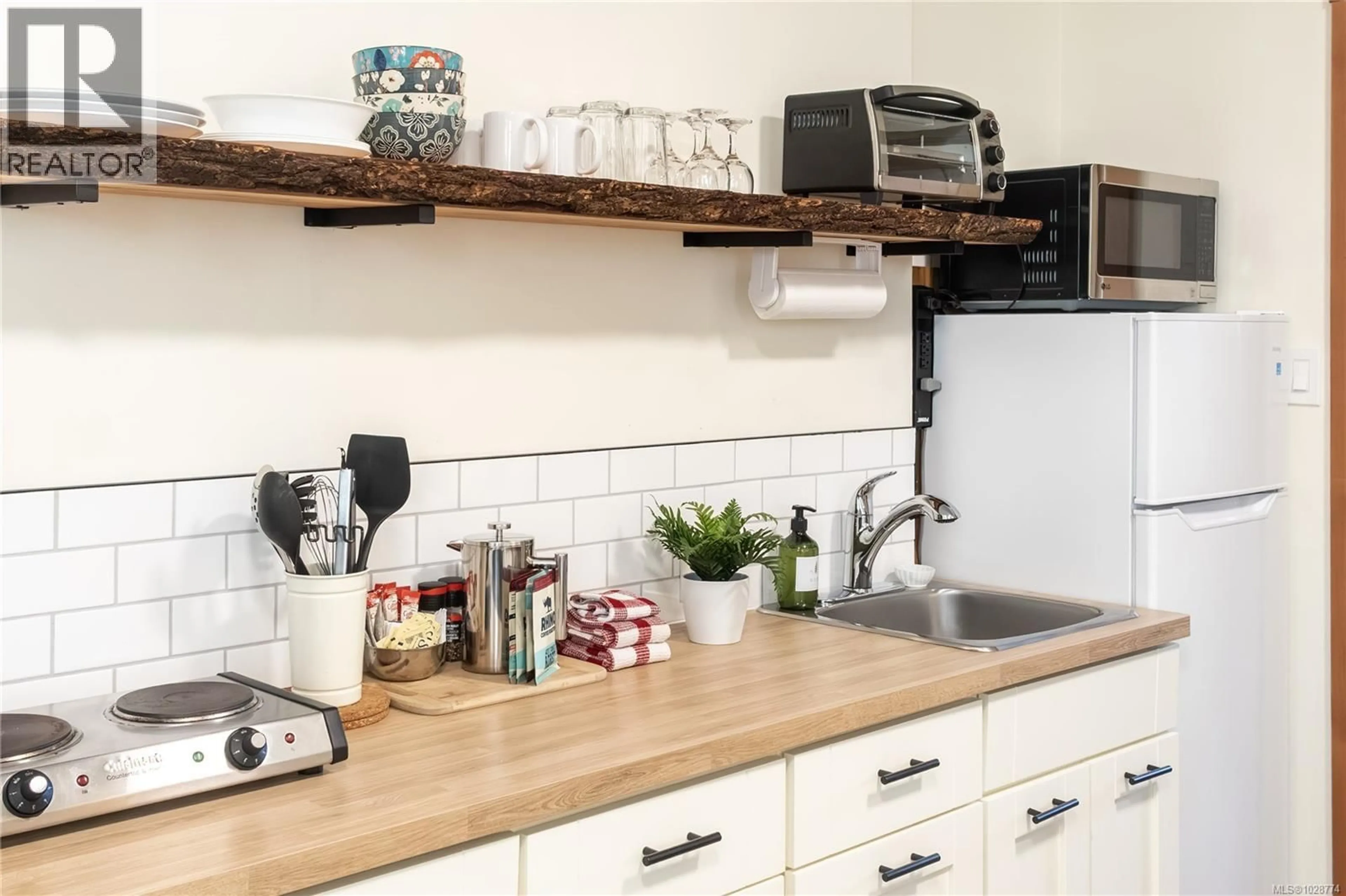 Standard kitchen, wood/laminate floor for 3 - 1002 PENINSULA ROAD, Ucluelet British Columbia V0R3A0