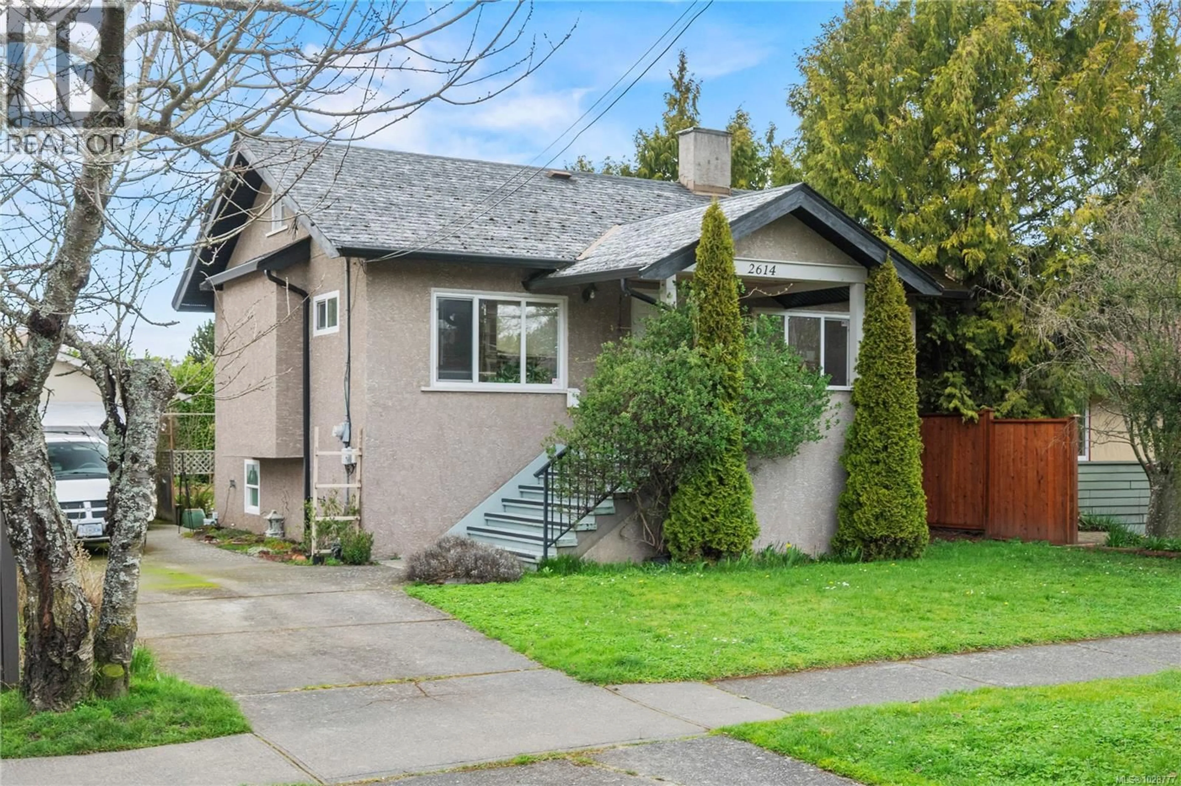 Home with vinyl exterior material, street for 2614 SCOTT STREET, Victoria British Columbia V8R4H9