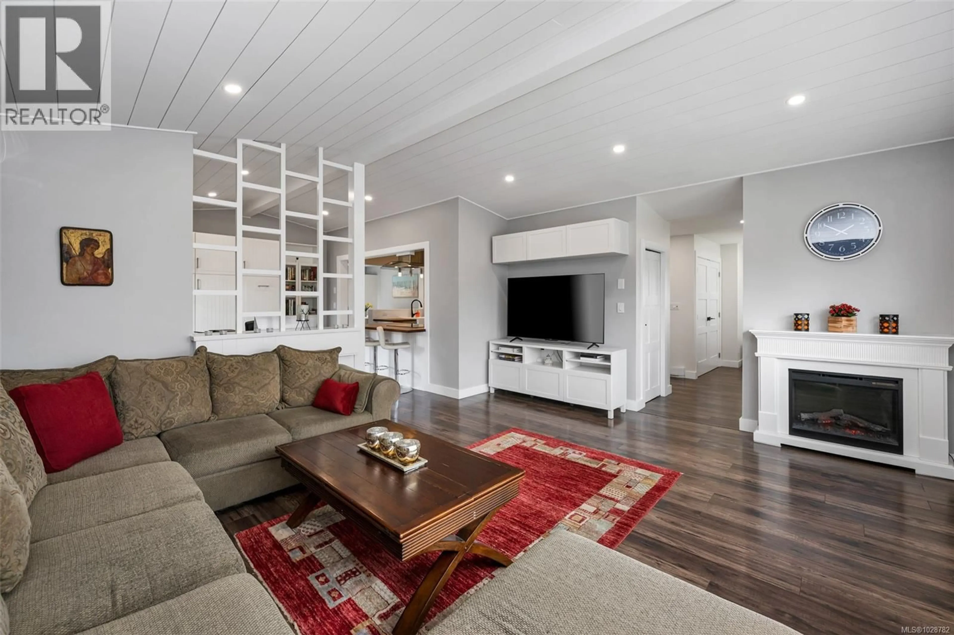 Living room with furniture, wood/laminate floor for 3535 RICHMOND ROAD, Saanich British Columbia V8P4P9