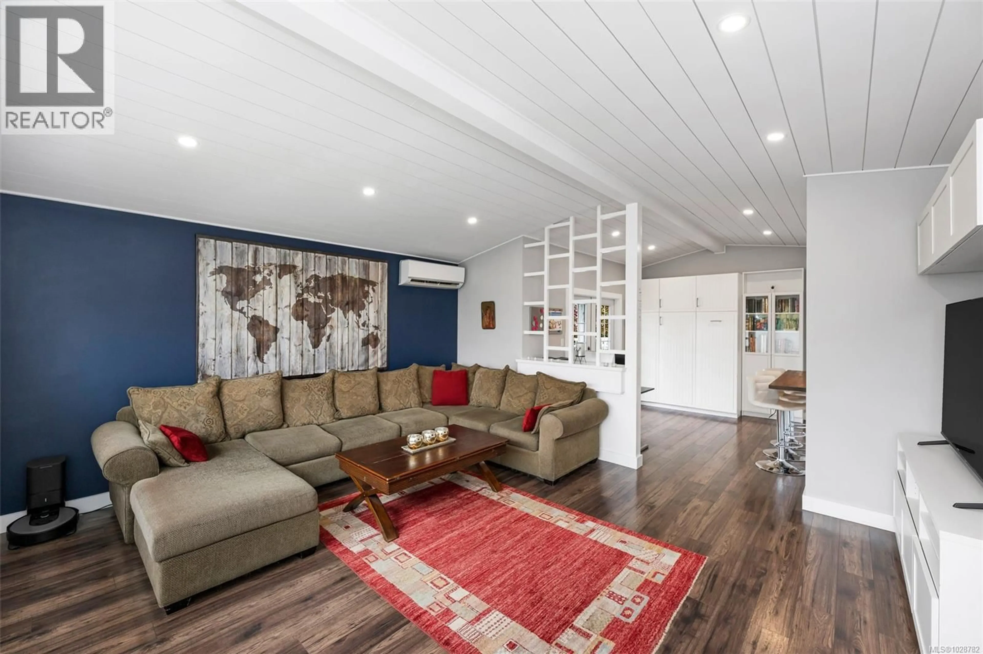 Living room with furniture, wood/laminate floor for 3535 RICHMOND ROAD, Saanich British Columbia V8P4P9