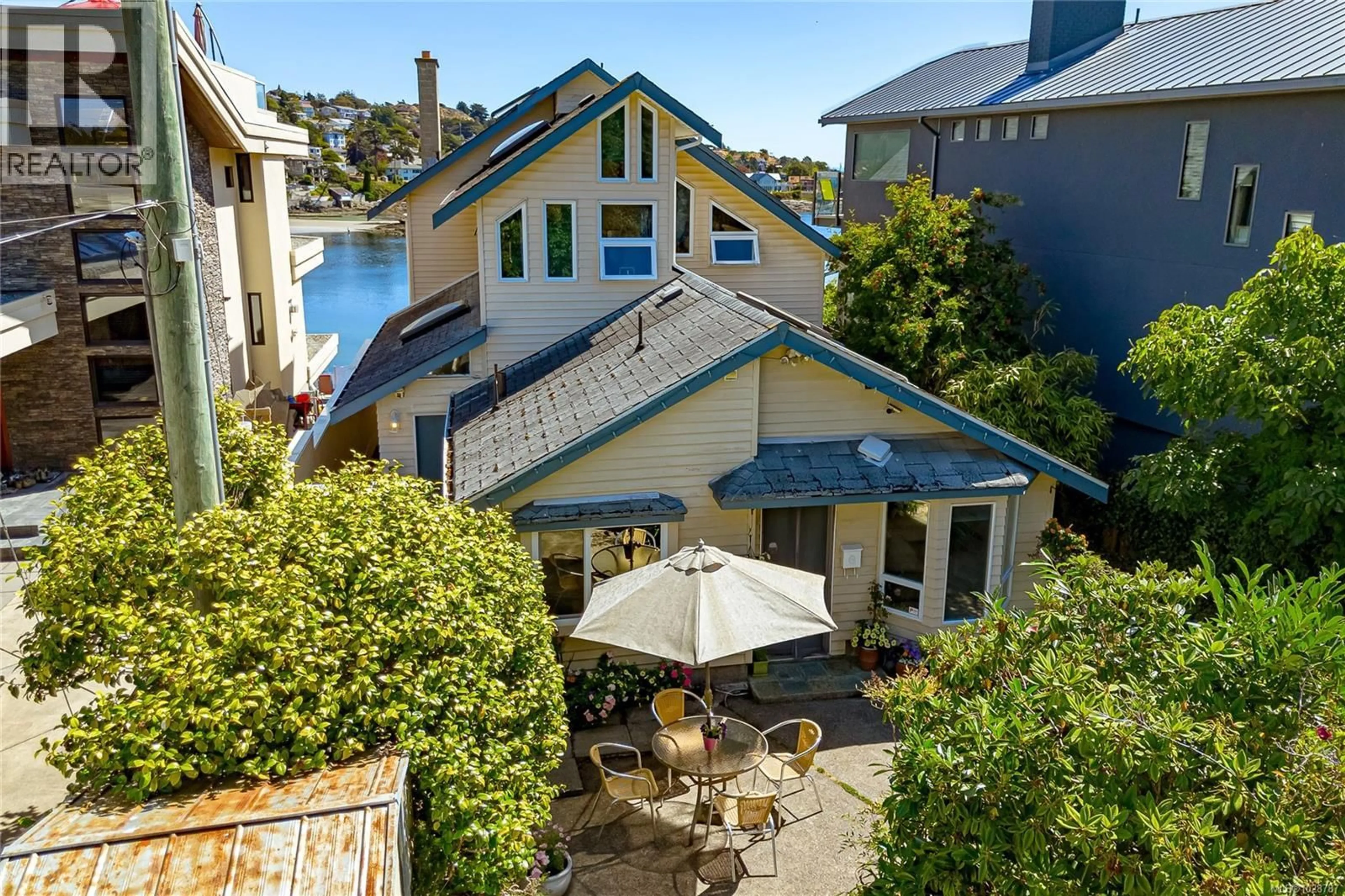 A pic from outside/outdoor area/front of a property/back of a property/a pic from drone, street for 157 ROBERTSON STREET, Victoria British Columbia V8S3X3