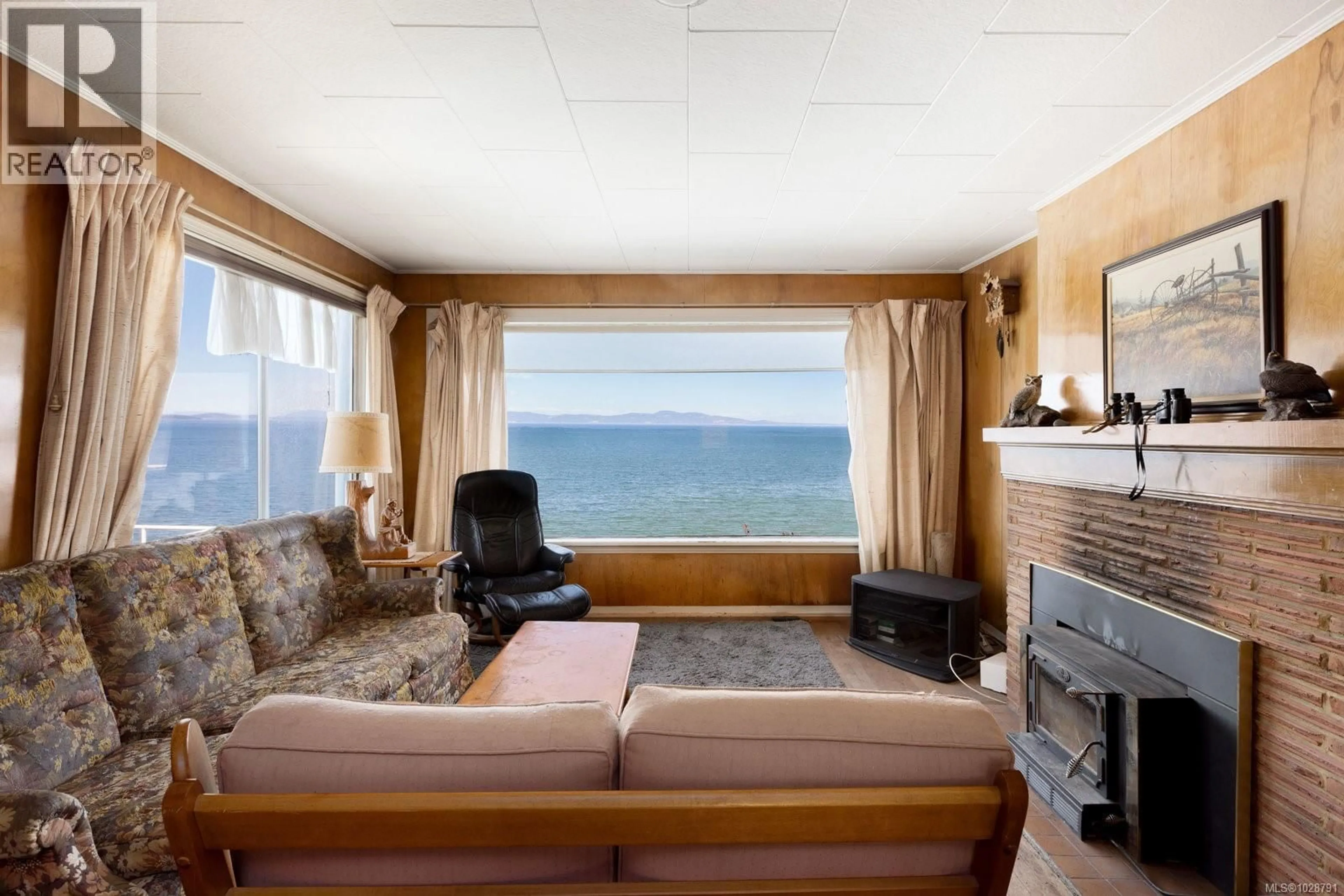 Living room with furniture, unknown for 5015 CORDOVA BAY ROAD, Saanich British Columbia V8Y2K1