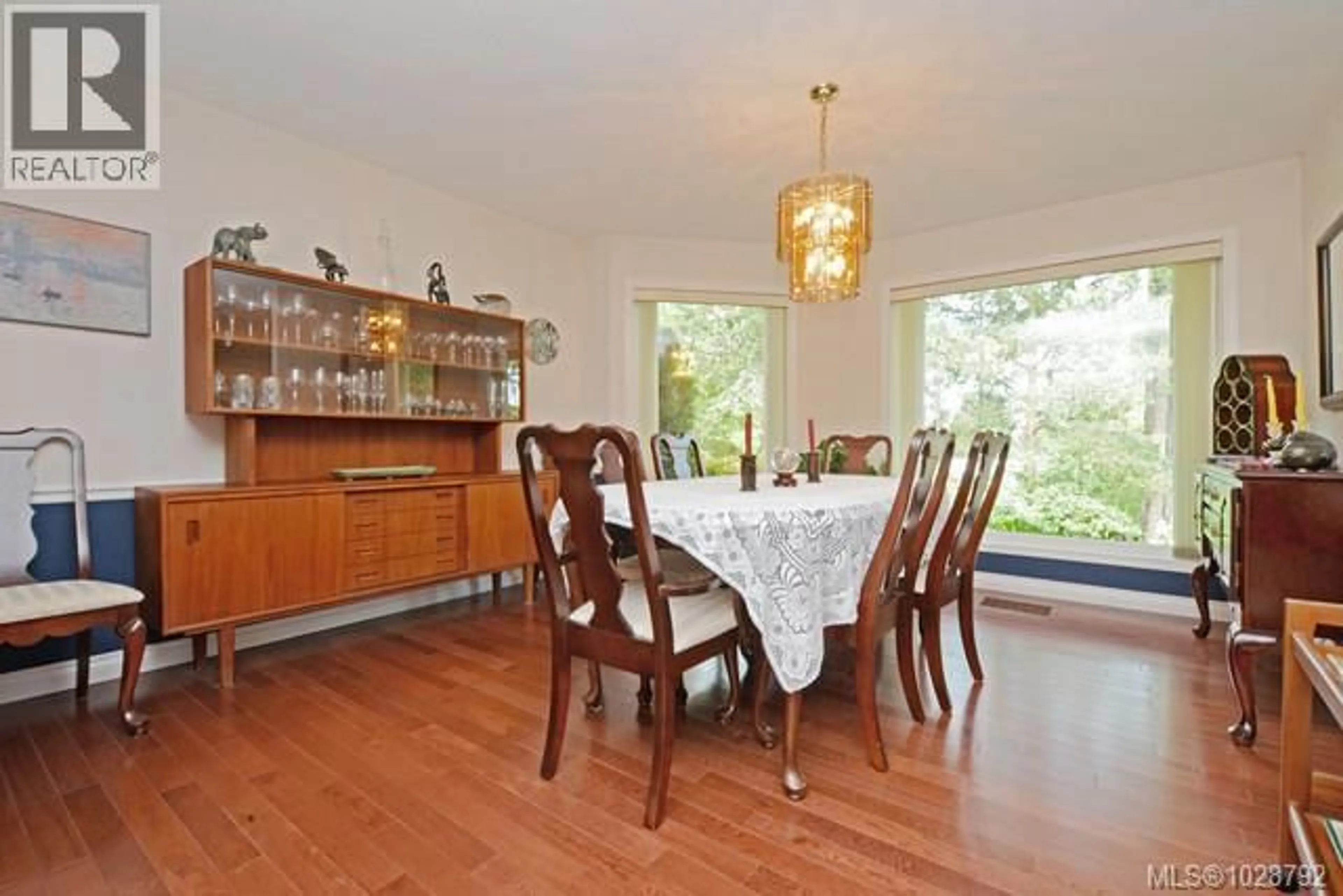 Dining room, wood/laminate floor for 1055 THISTLEWOOD DRIVE, Saanich British Columbia V8X4V7
