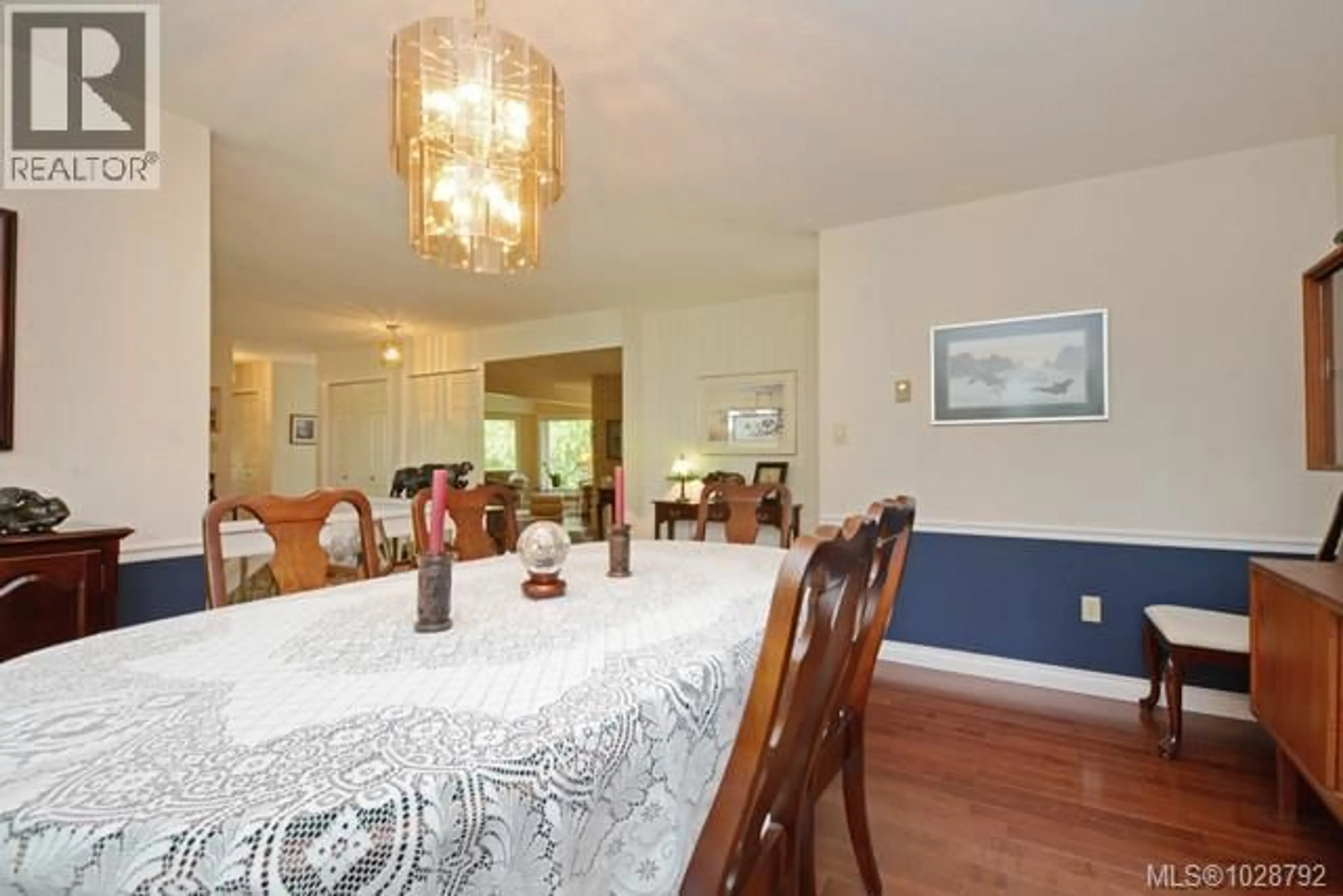 Dining room, wood/laminate floor for 1055 THISTLEWOOD DRIVE, Saanich British Columbia V8X4V7
