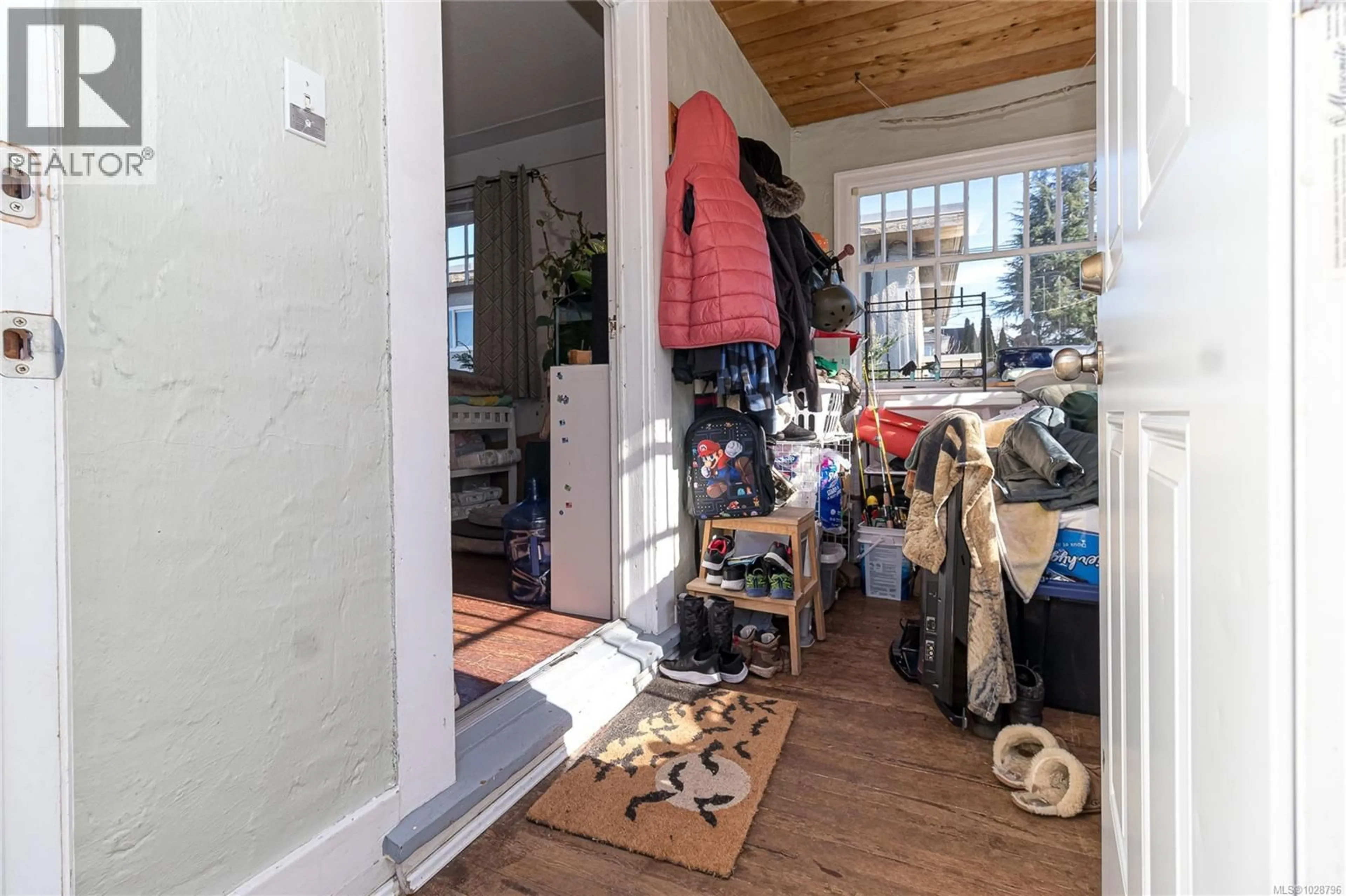 Indoor entryway for 176 REGINA AVENUE, Saanich British Columbia V8Z1J3