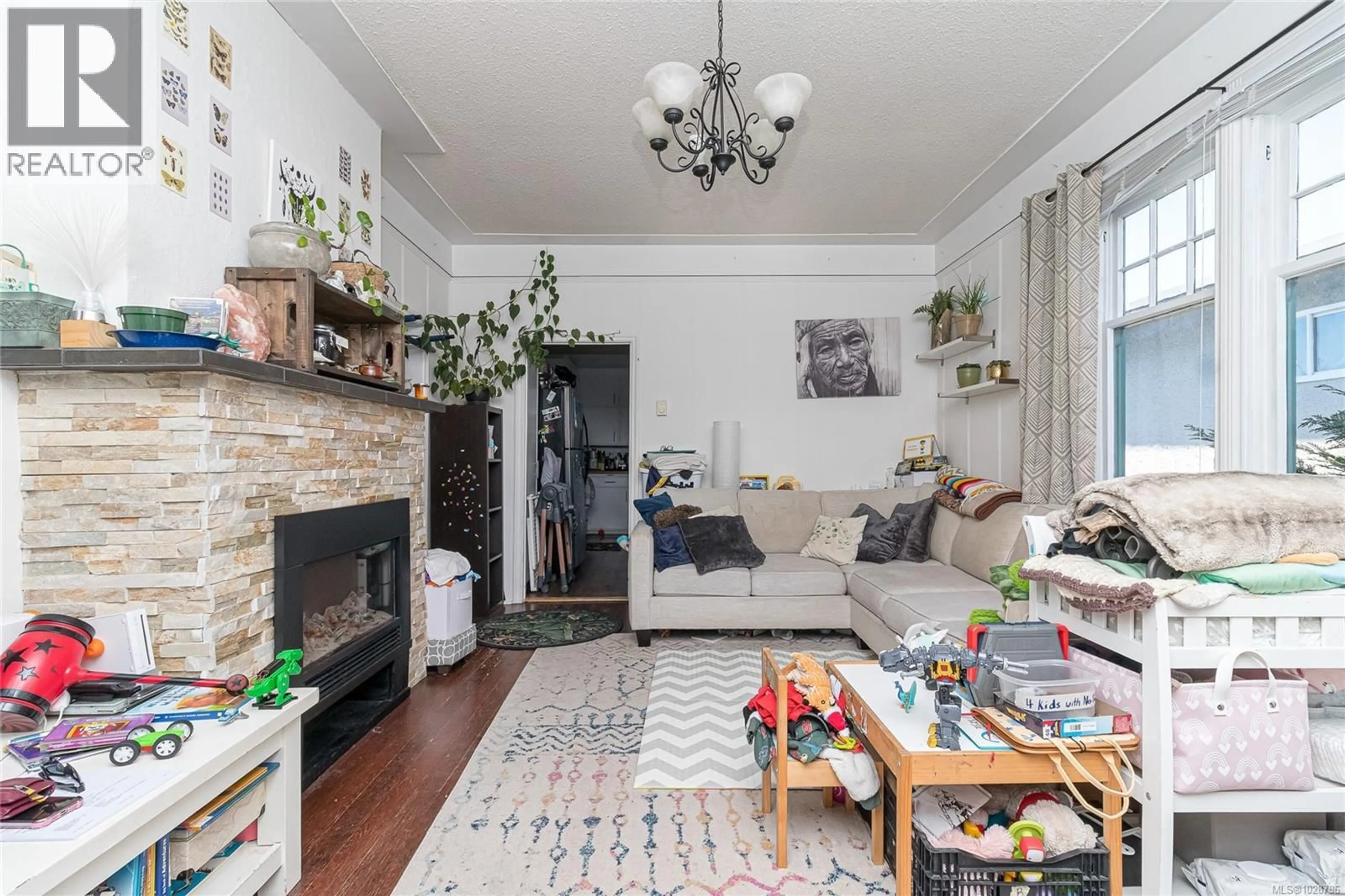 Living room with furniture, unknown for 176 REGINA AVENUE, Saanich British Columbia V8Z1J3