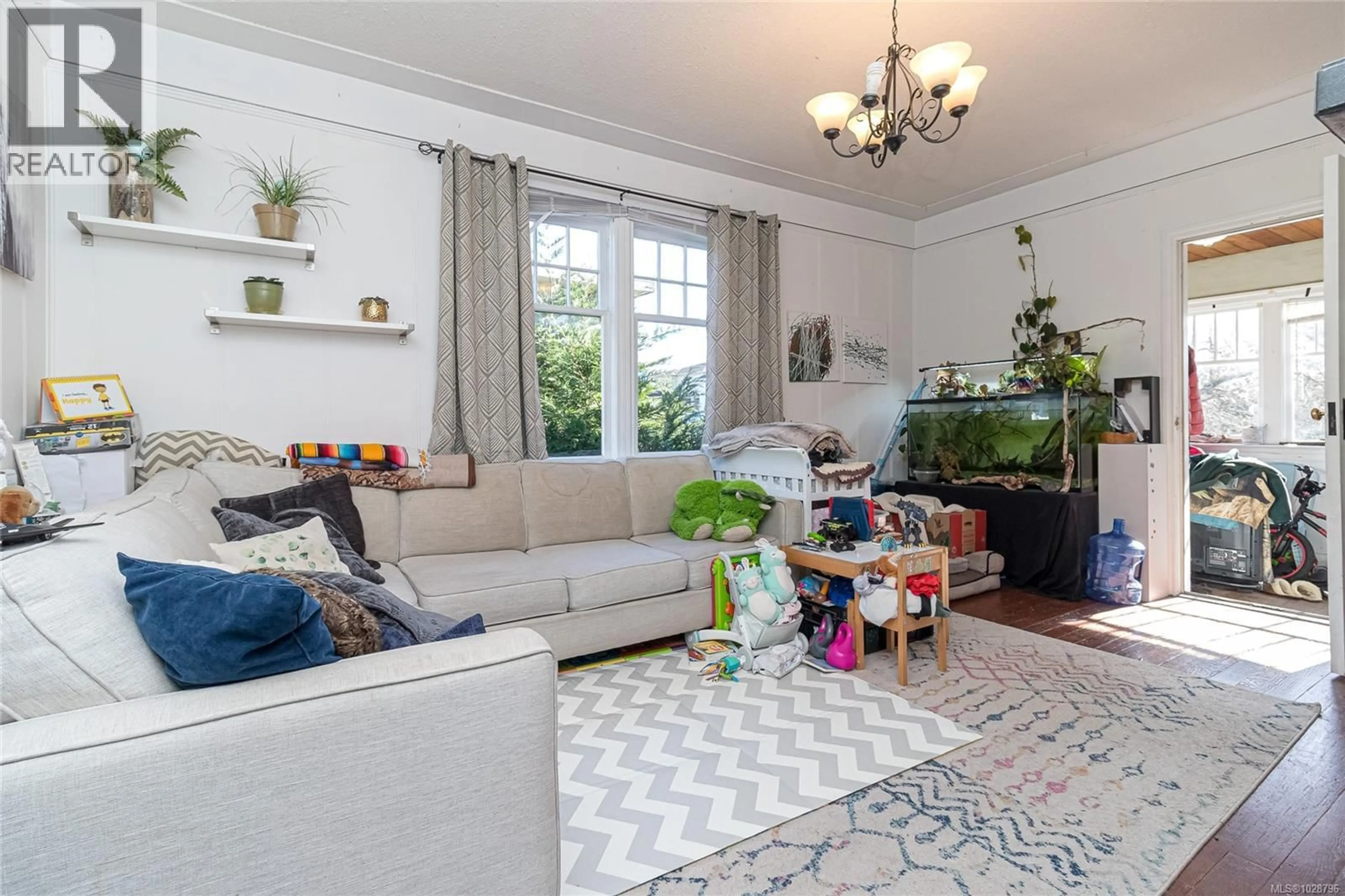 Living room with furniture, unknown for 176 REGINA AVENUE, Saanich British Columbia V8Z1J3