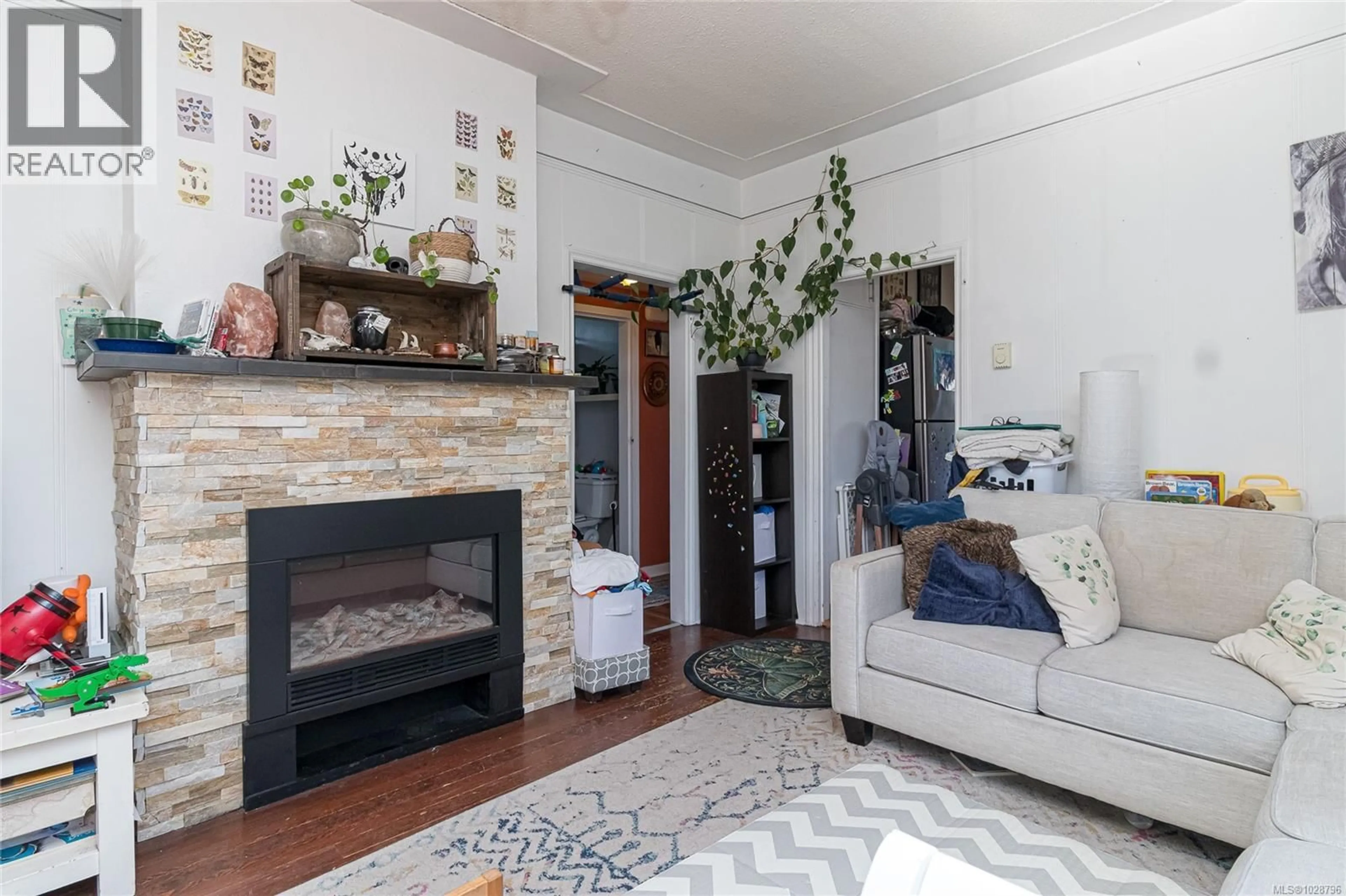 Living room with furniture, unknown for 176 REGINA AVENUE, Saanich British Columbia V8Z1J3