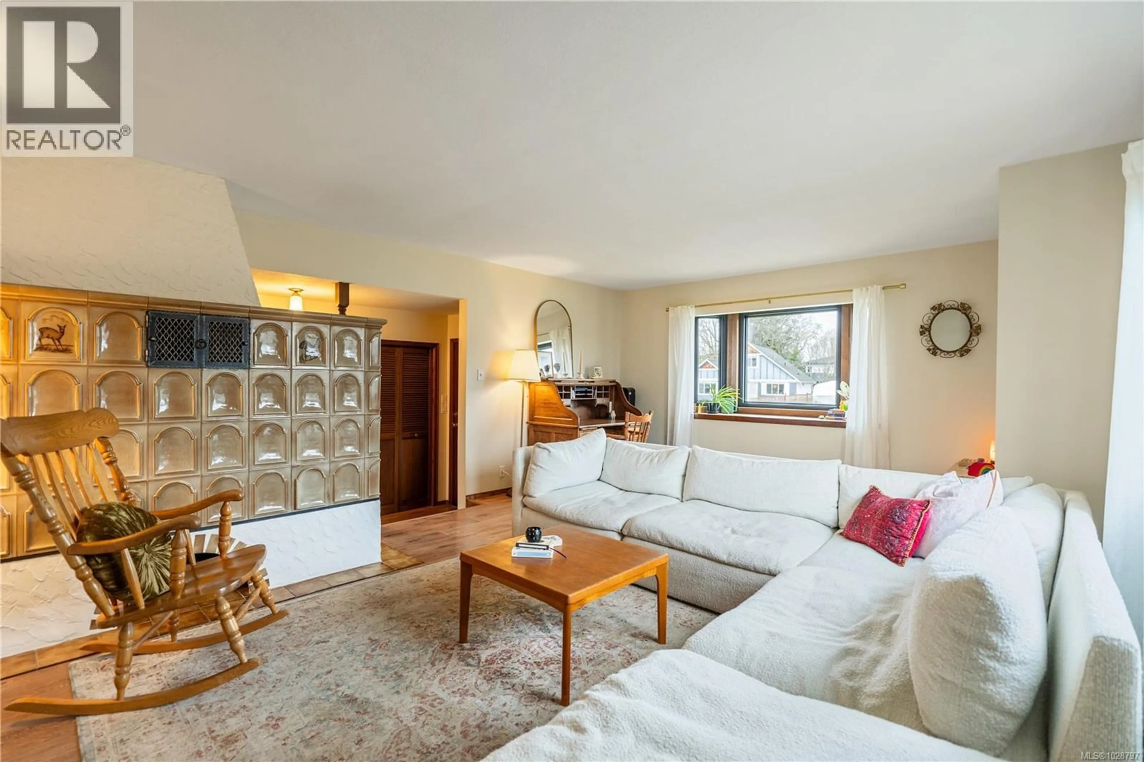 Living room with furniture, unknown for 891 LAVENDER AVENUE, Saanich British Columbia V8Z2M6