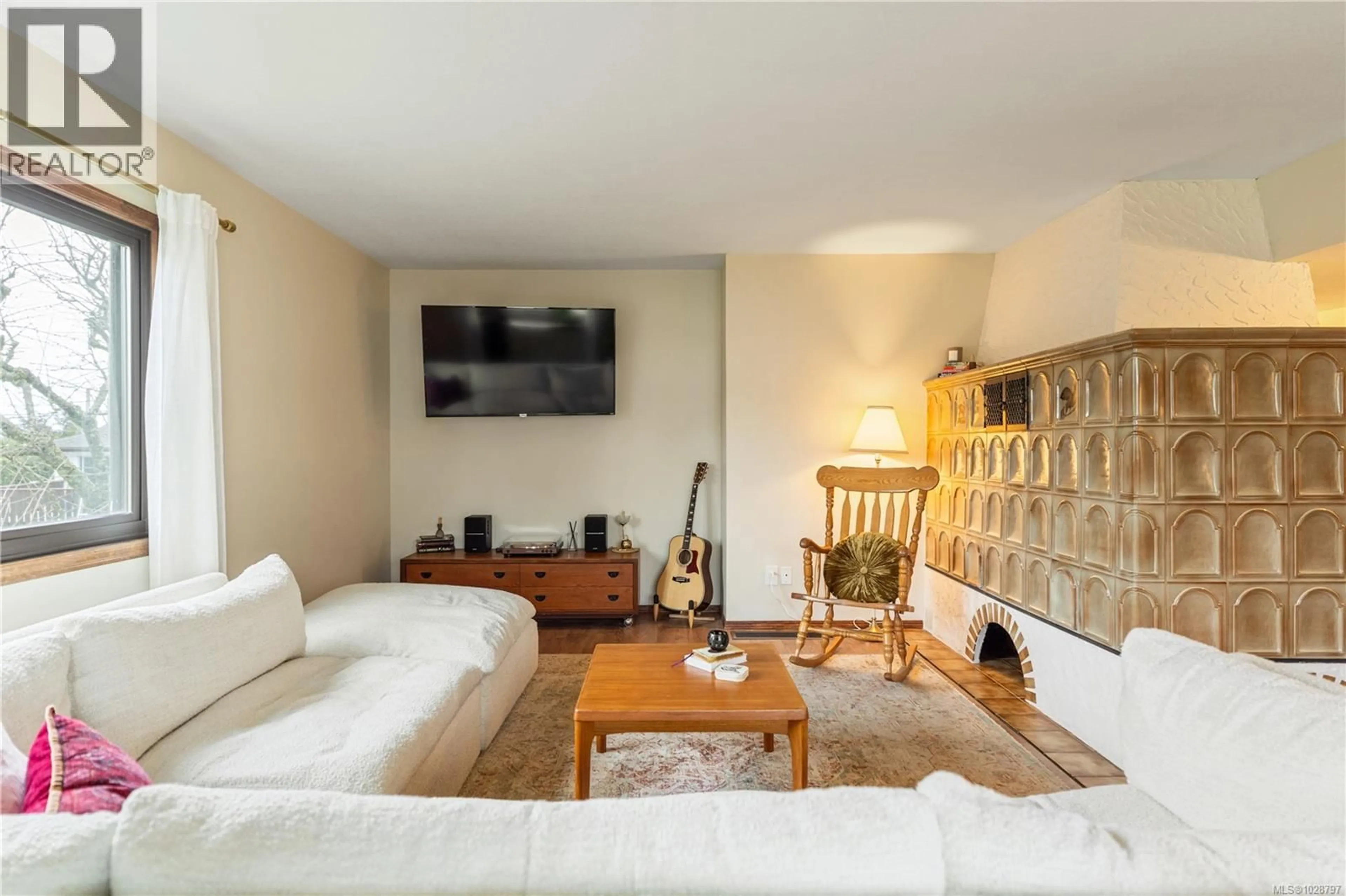 Living room with furniture, unknown for 891 LAVENDER AVENUE, Saanich British Columbia V8Z2M6