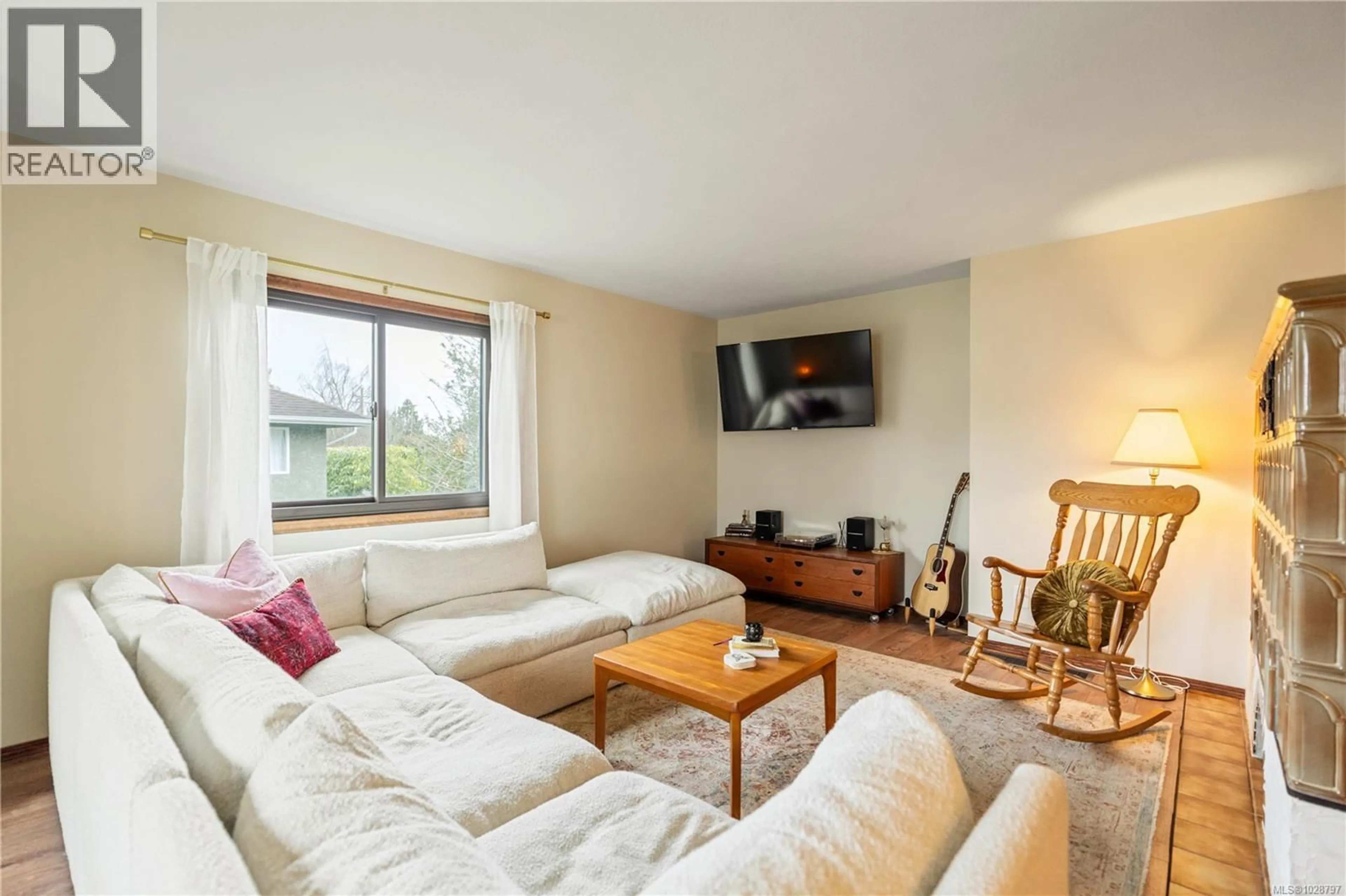 Living room with furniture, wood/laminate floor for 891 LAVENDER AVENUE, Saanich British Columbia V8Z2M6