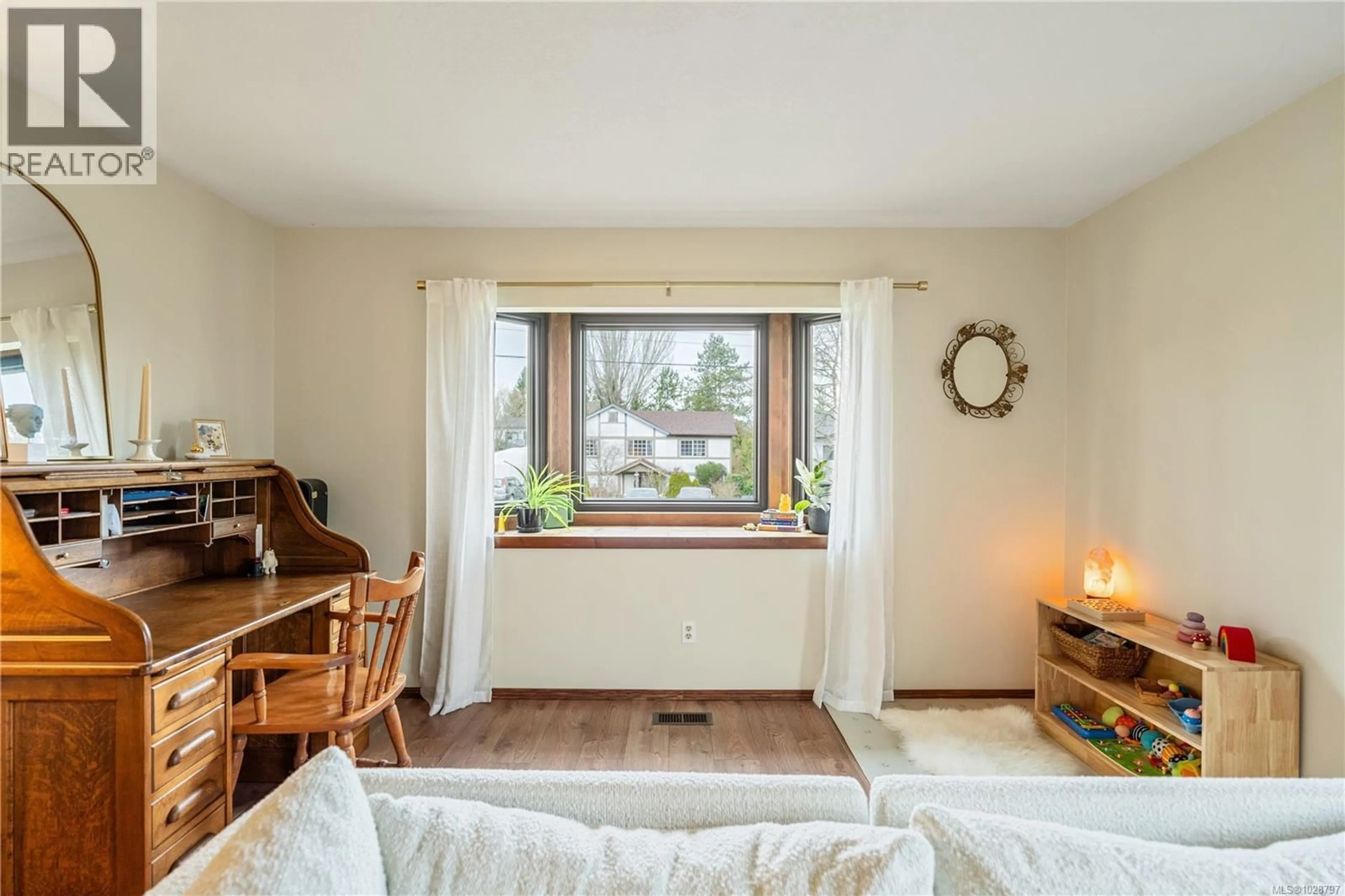 Living room with furniture, wood/laminate floor for 891 LAVENDER AVENUE, Saanich British Columbia V8Z2M6