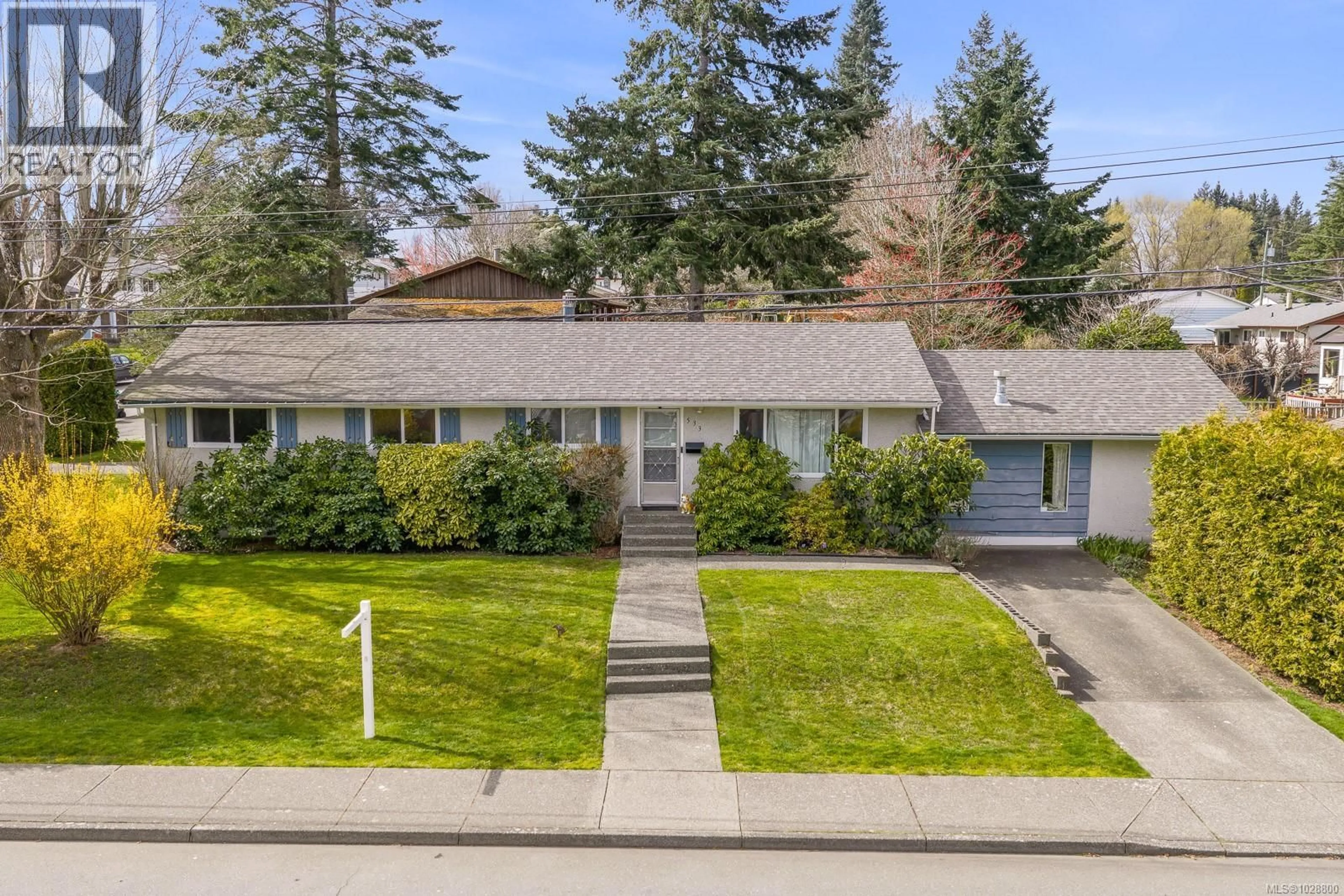 A pic from outside/outdoor area/front of a property/back of a property/a pic from drone, street for 533 SALISH STREET, Comox British Columbia V9M3K5