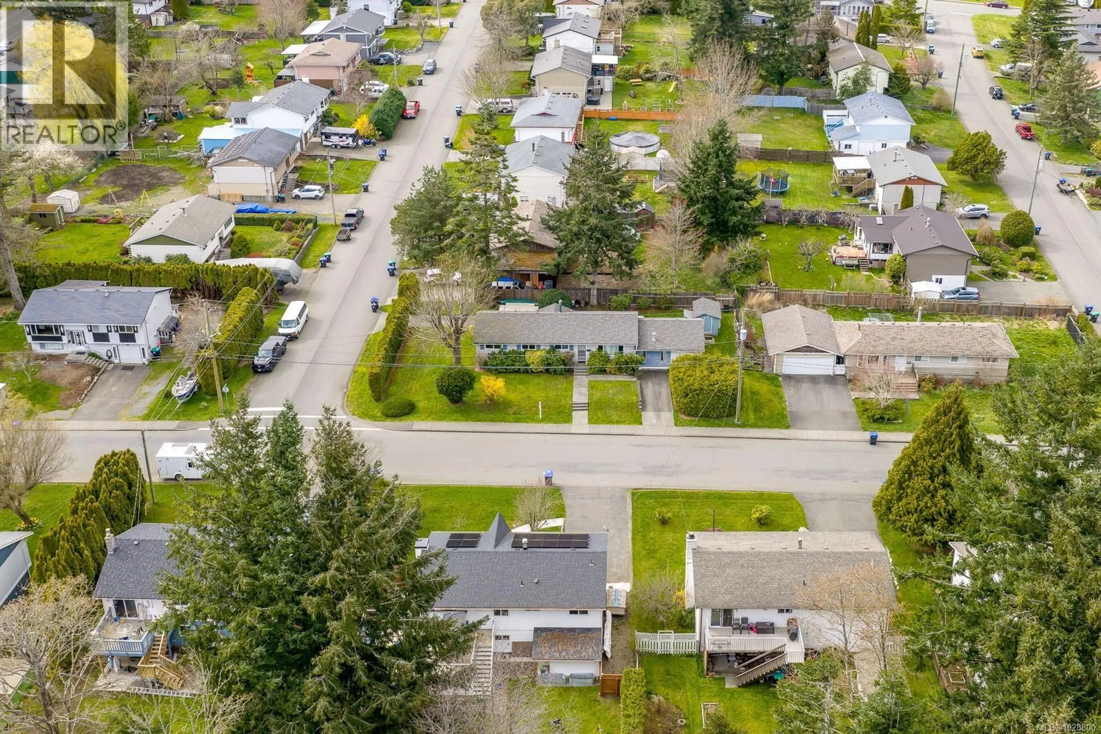 A pic from outside/outdoor area/front of a property/back of a property/a pic from drone, street for 533 SALISH STREET, Comox British Columbia V9M3K5