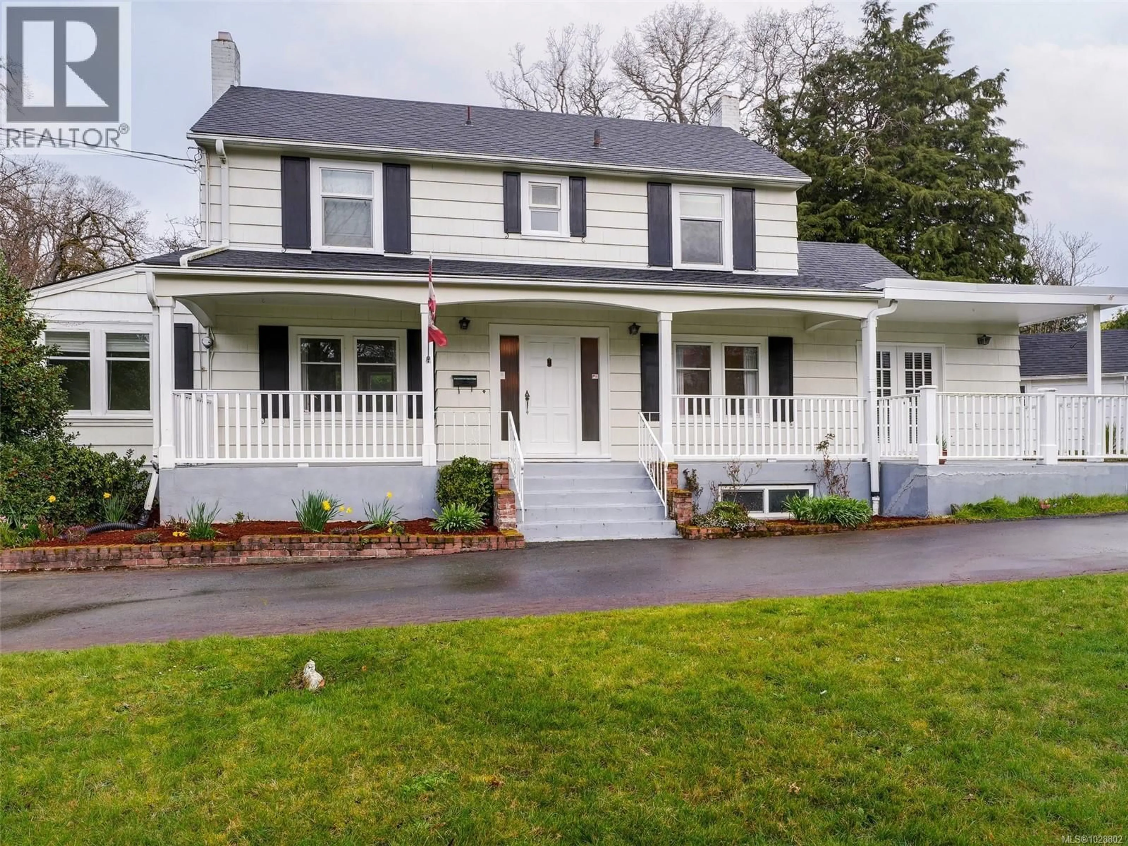 Home with vinyl exterior material, street for 3311 RICHMOND ROAD, Saanich British Columbia V8P4P3