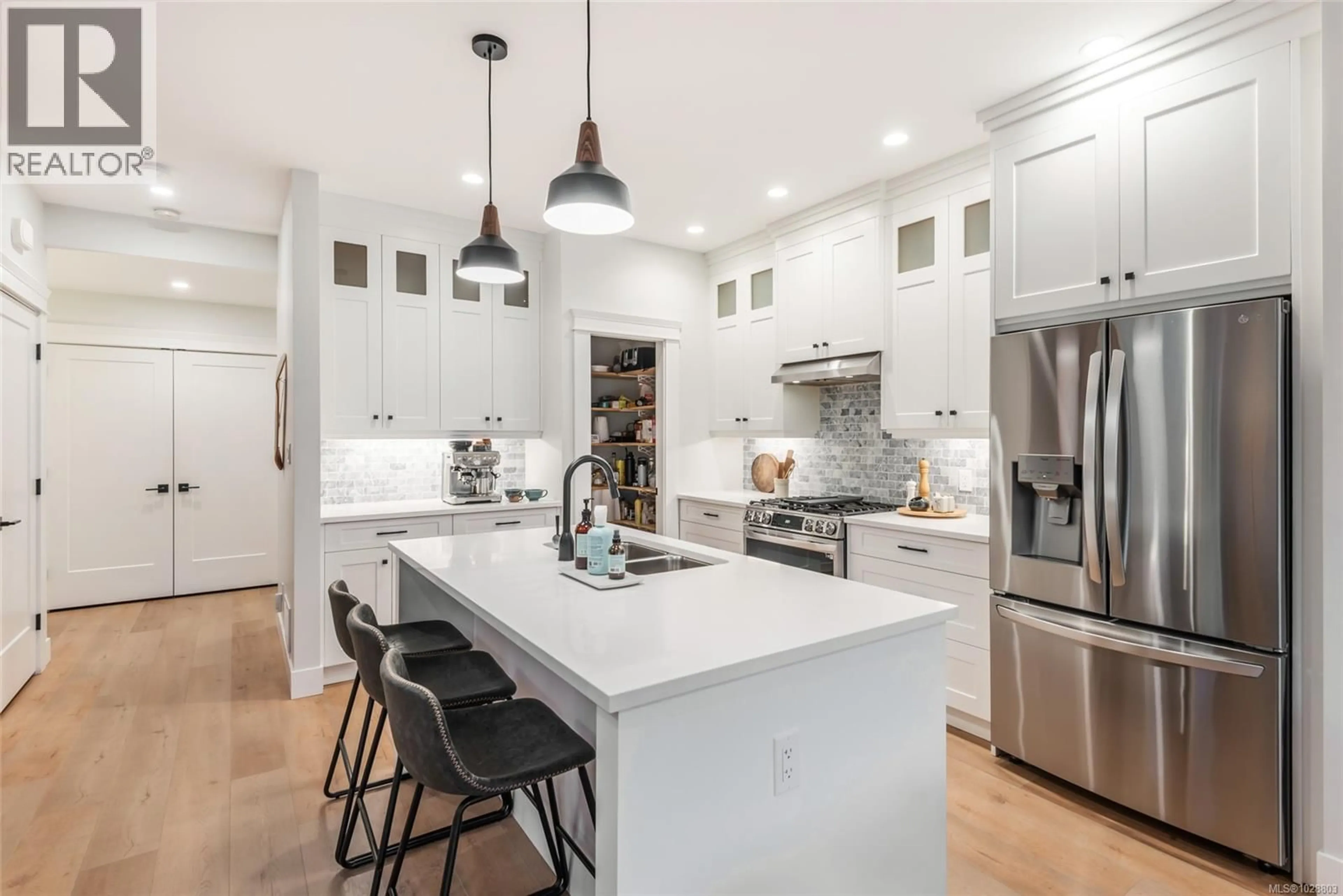 Contemporary kitchen, ceramic/tile floor for C - 3573 11TH AVENUE, Port Alberni British Columbia V9Y4Y6