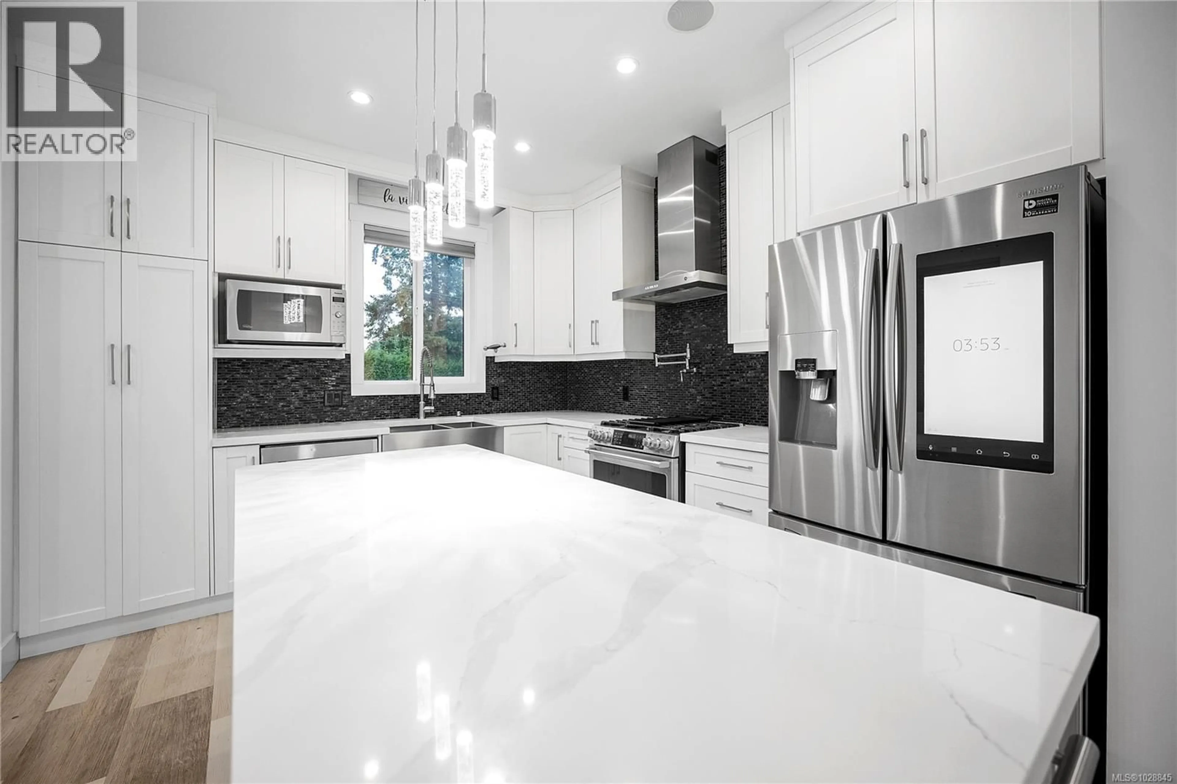 Contemporary kitchen, ceramic/tile floor for 502 DOREEN PLACE, Nanaimo British Columbia V9T4S1