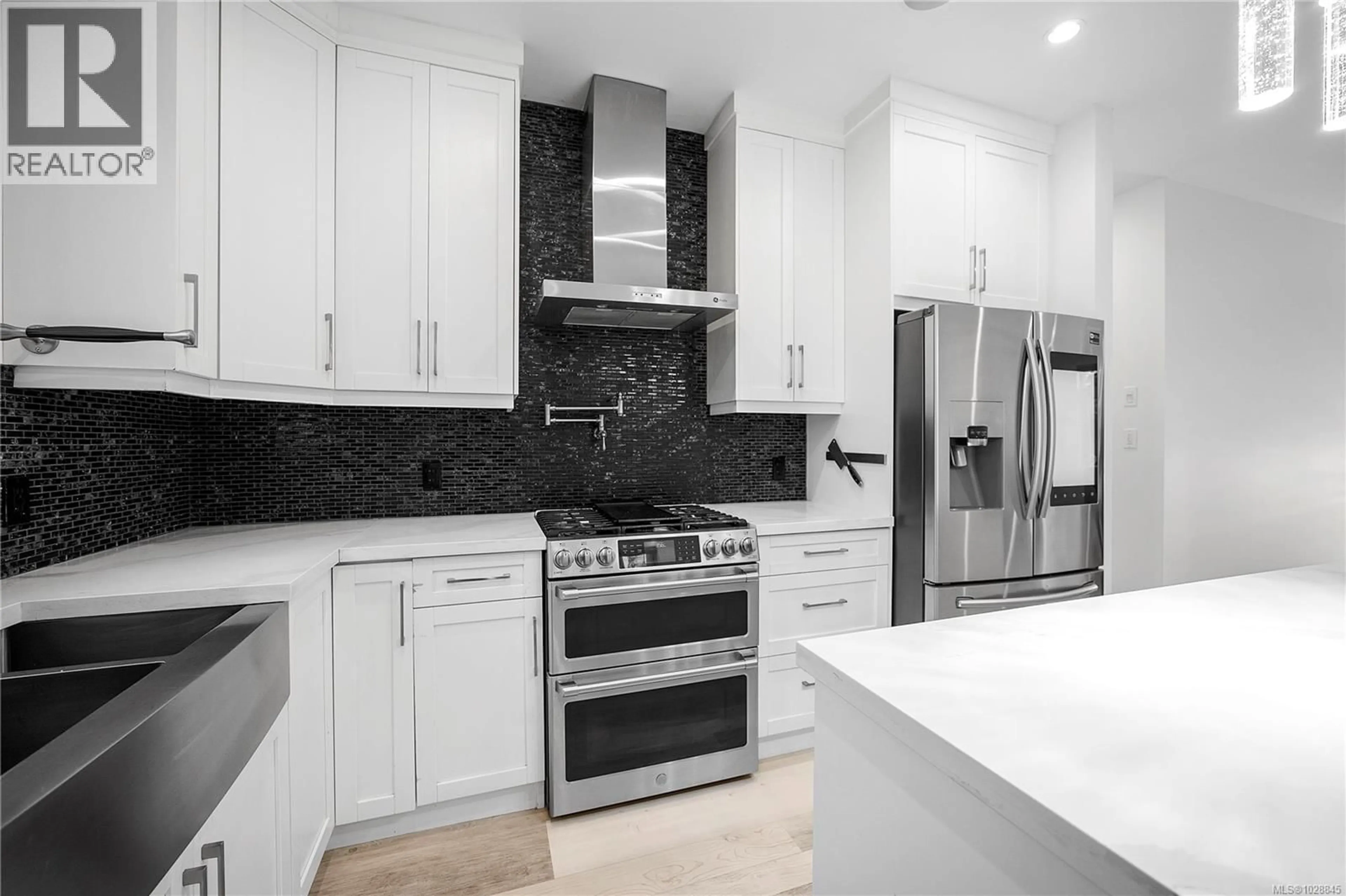 Contemporary kitchen, ceramic/tile floor for 502 DOREEN PLACE, Nanaimo British Columbia V9T4S1