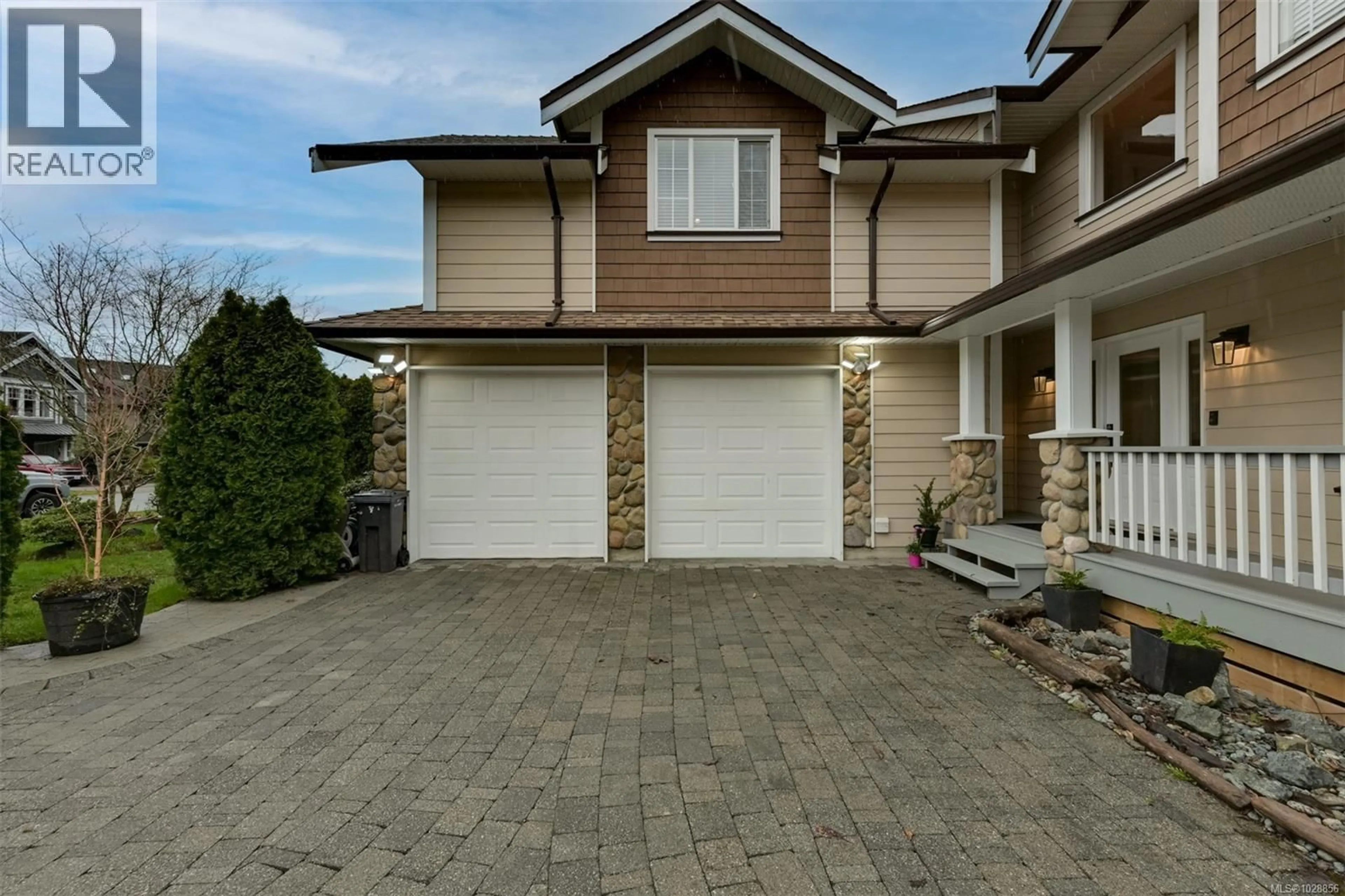 Home with vinyl exterior material, street for 641 BROOKSIDE ROAD, Colwood British Columbia V9C4M2