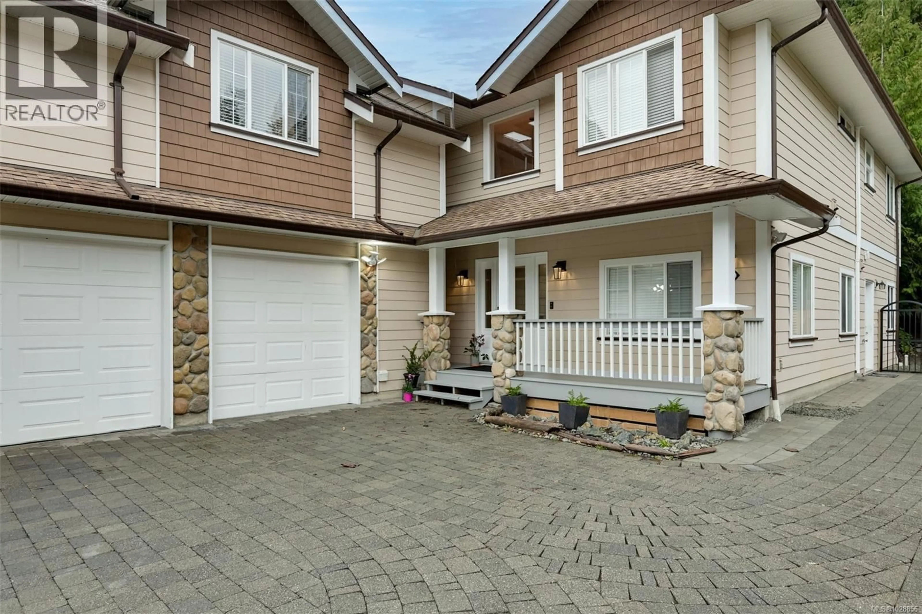 Home with vinyl exterior material, street for 641 BROOKSIDE ROAD, Colwood British Columbia V9C4M2
