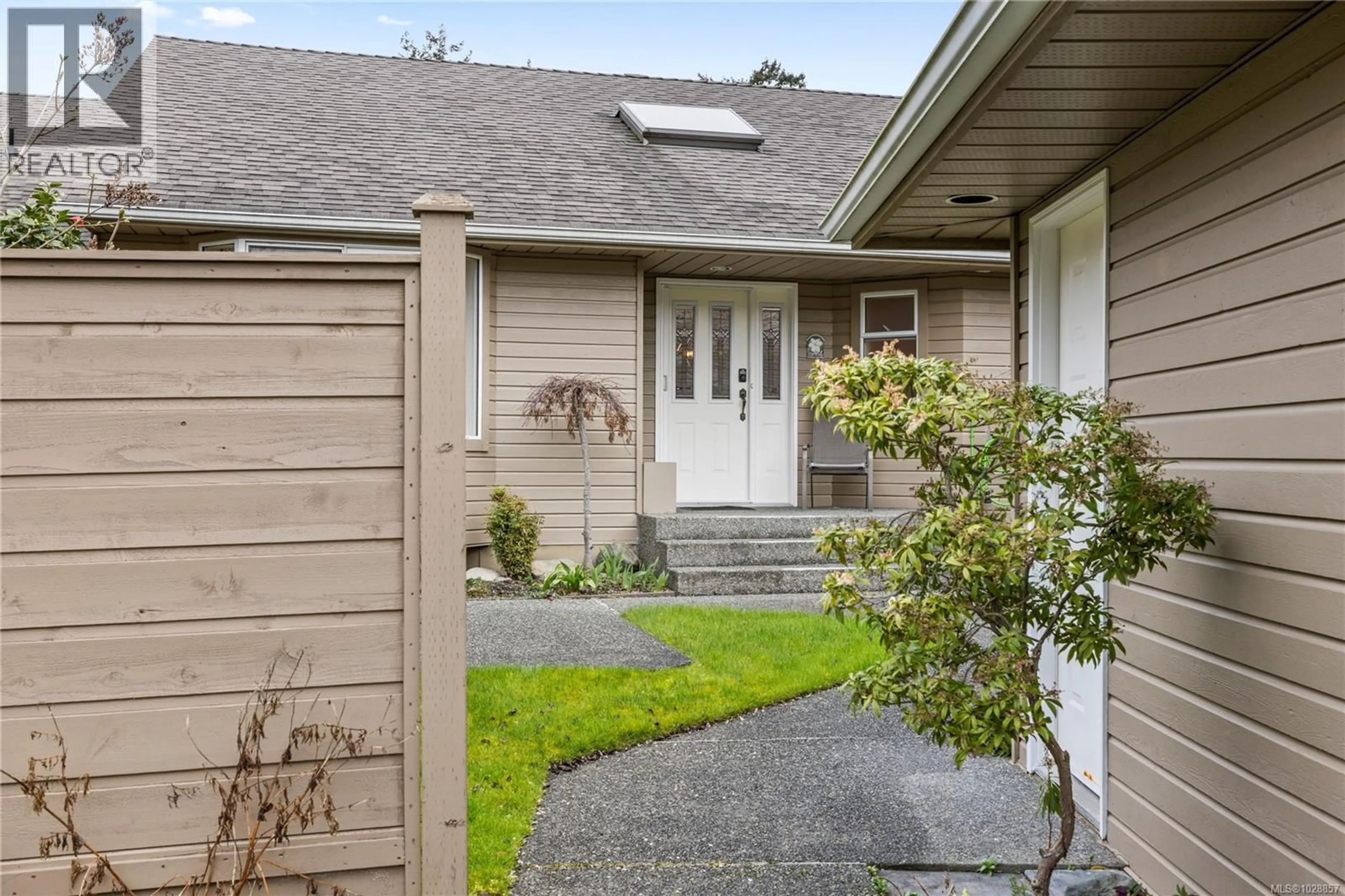 Home with vinyl exterior material, street for 38 - 529 JOHNSTONE ROAD, Parksville British Columbia V9P2K1