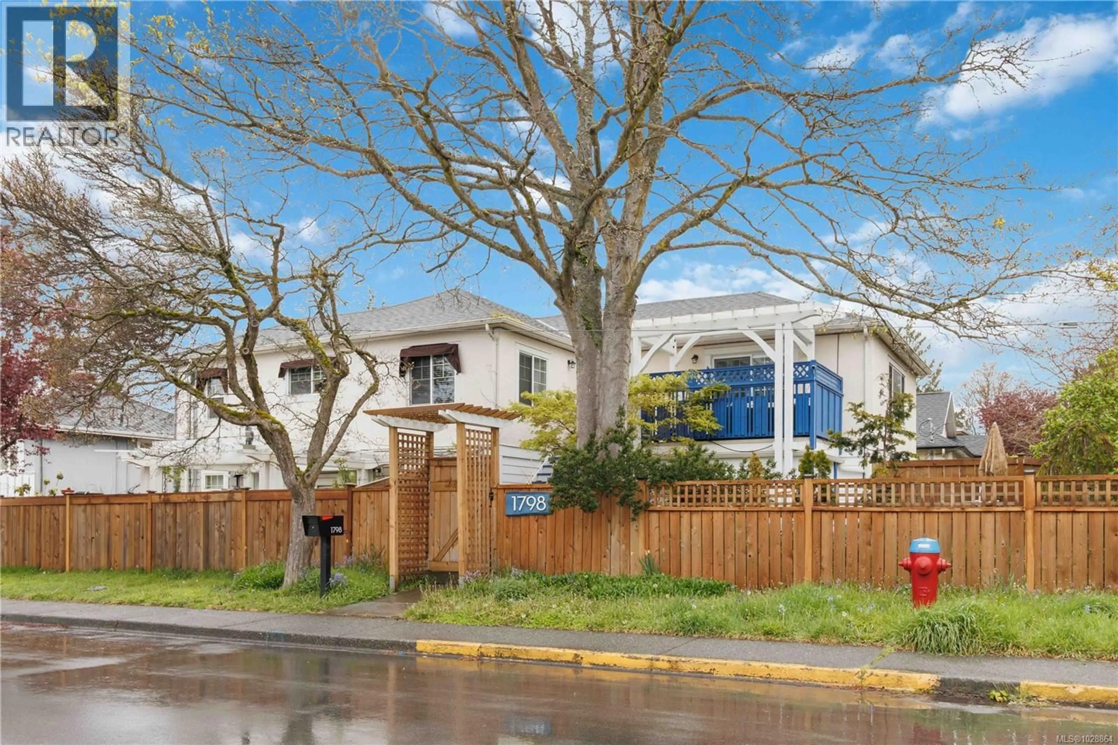 A pic from outside/outdoor area/front of a property/back of a property/a pic from drone, street for 1796 DENMAN STREET, Victoria British Columbia V8R1Y4