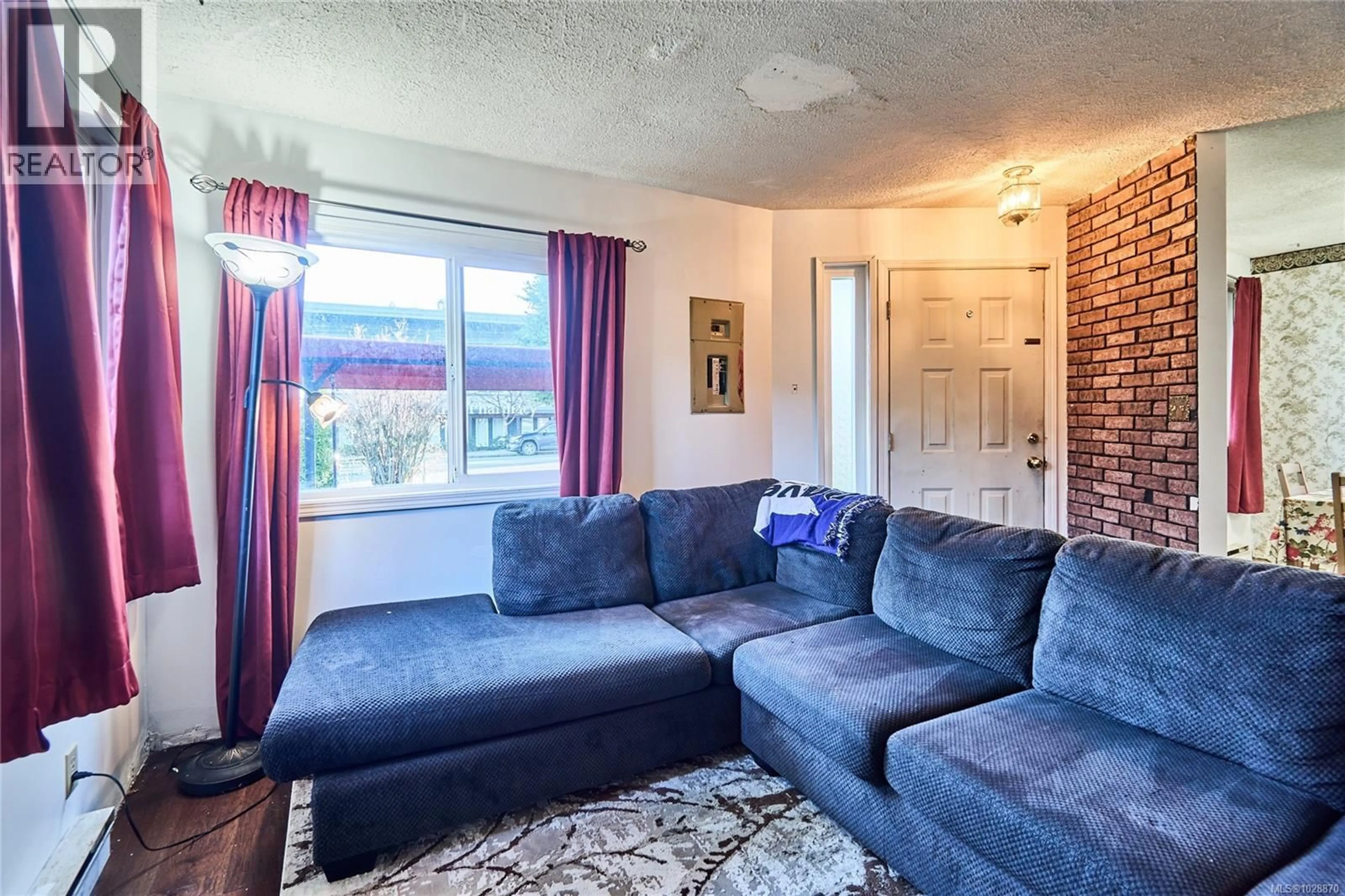 Living room with furniture, unknown for 1445 WADDINGTON ROAD, Nanaimo British Columbia V9S4W1