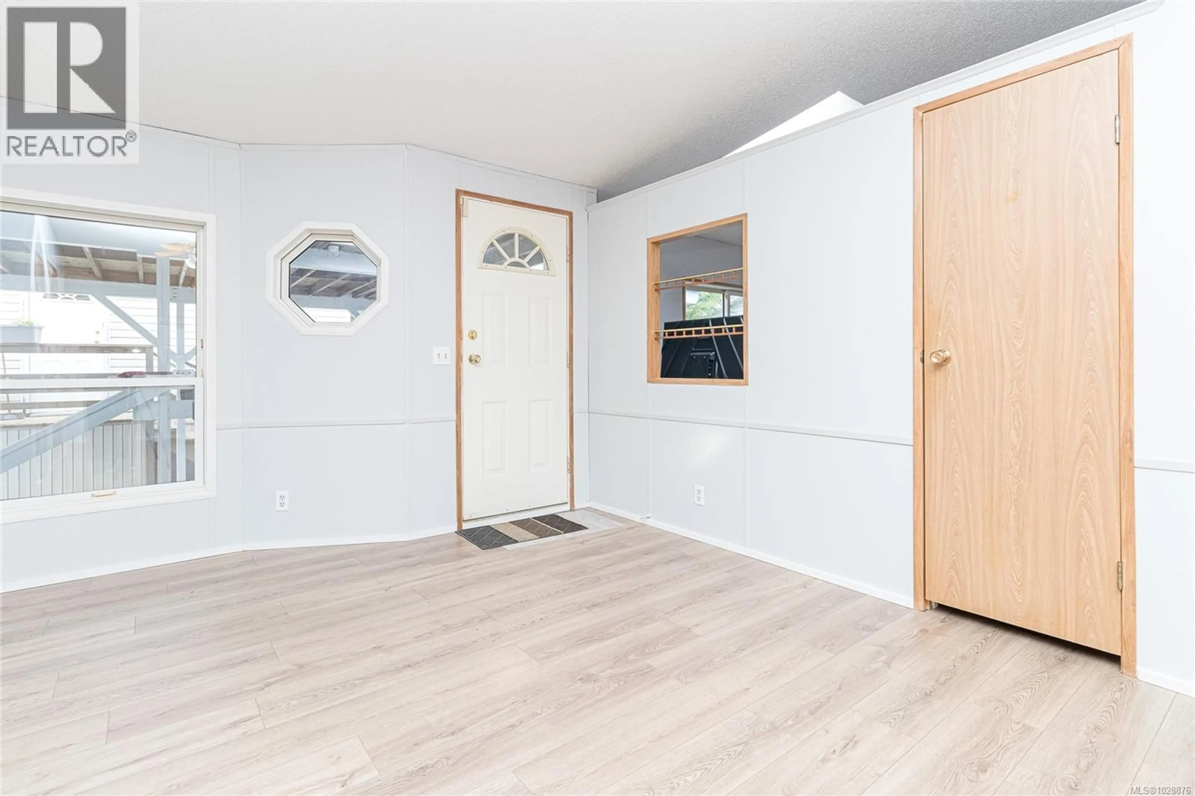 Indoor entryway for 211 - 2779 STAUTW ROAD, Central Saanich British Columbia V8M2C8