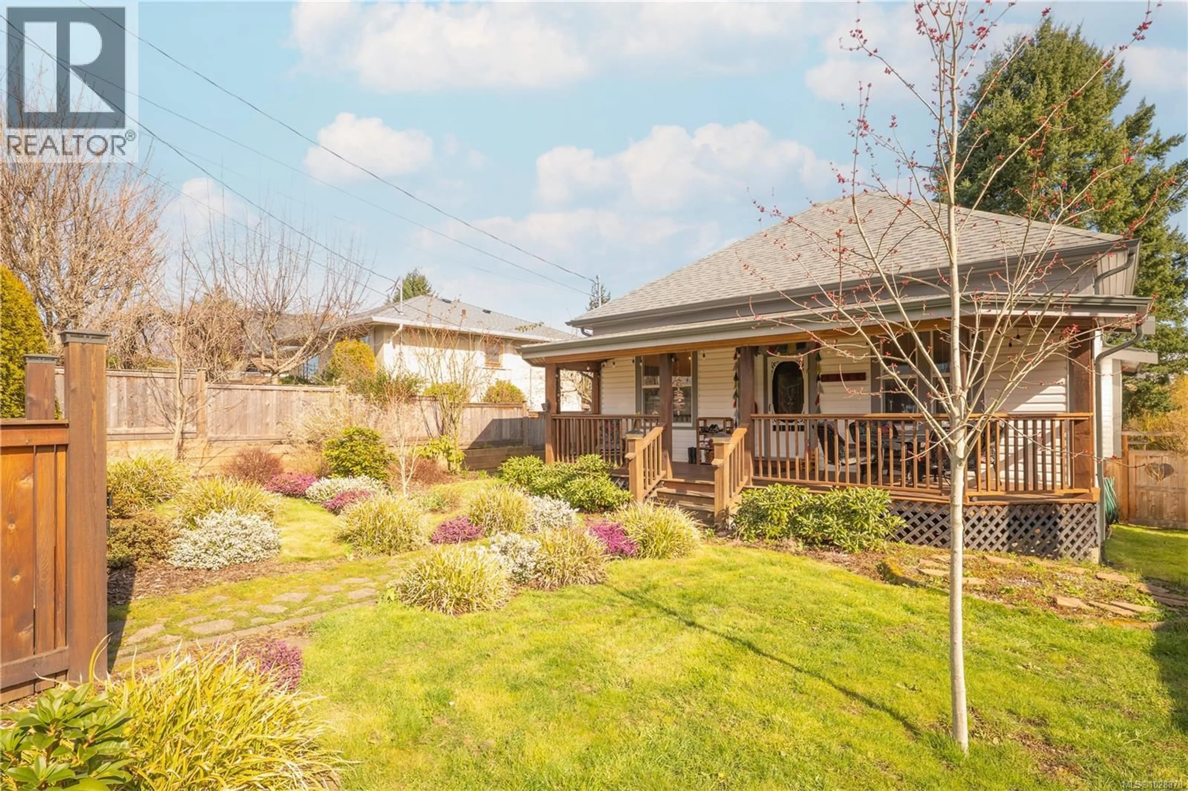 A pic from outside/outdoor area/front of a property/back of a property/a pic from drone, street for 203 VIEW STREET, Nanaimo British Columbia V9R4N5