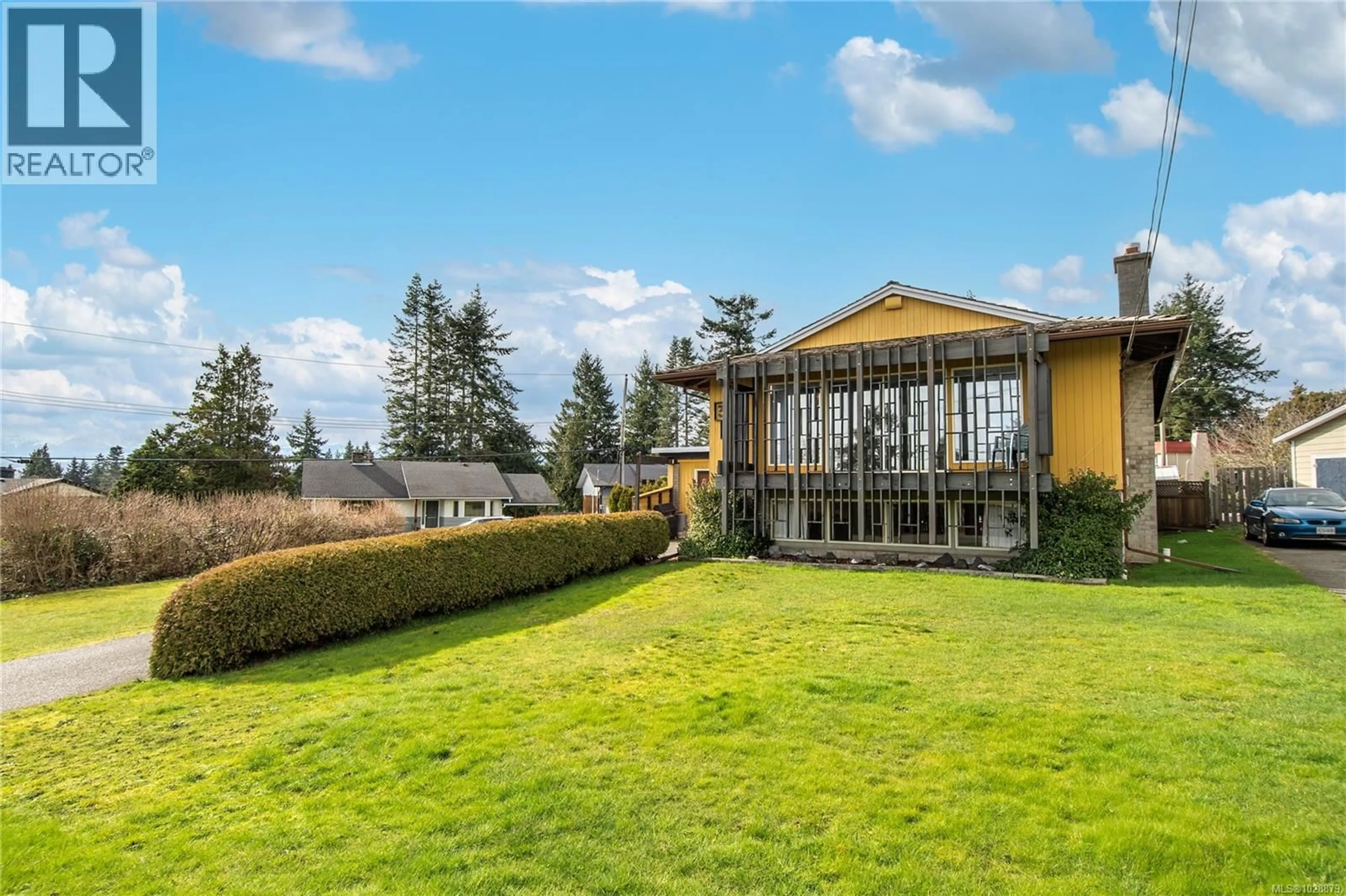 Patio, mountain view for 353 AITKEN STREET, Comox British Columbia V9M1K8