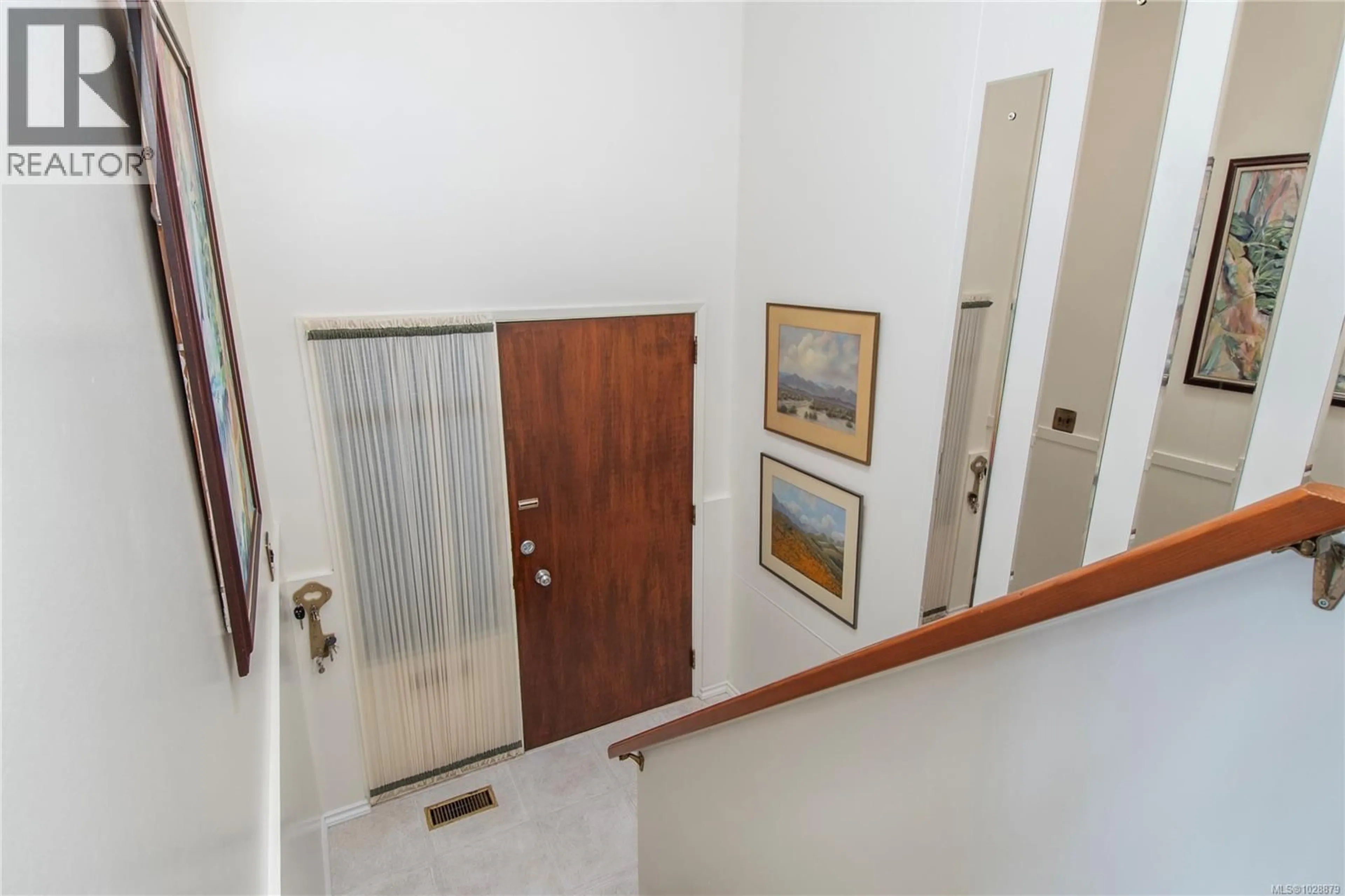 Indoor foyer for 353 AITKEN STREET, Comox British Columbia V9M1K8