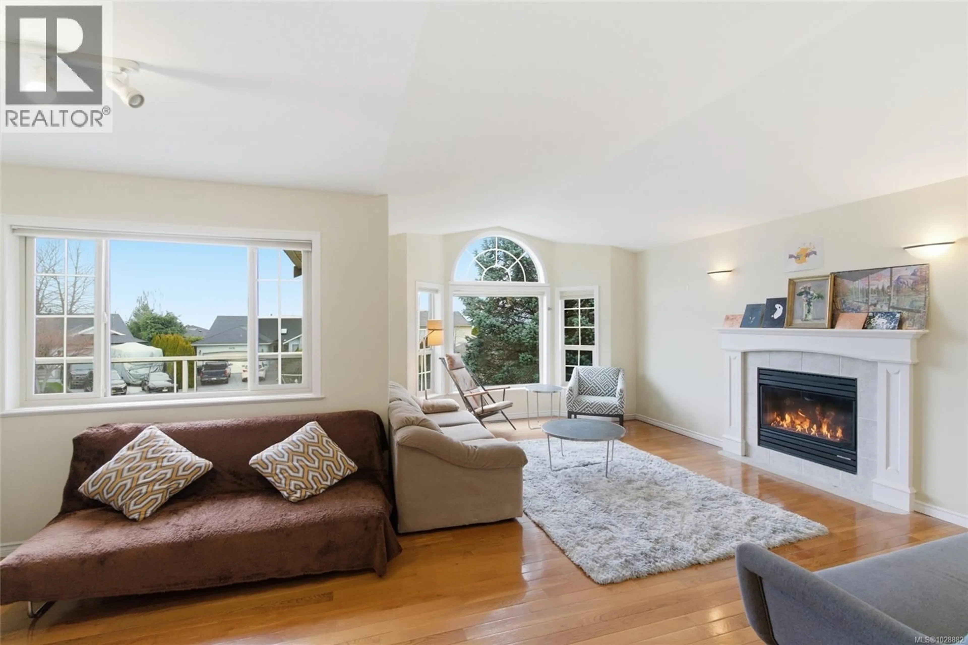Living room with furniture, unknown for 6439 NIDRI PLACE, Nanaimo British Columbia V9V1N6