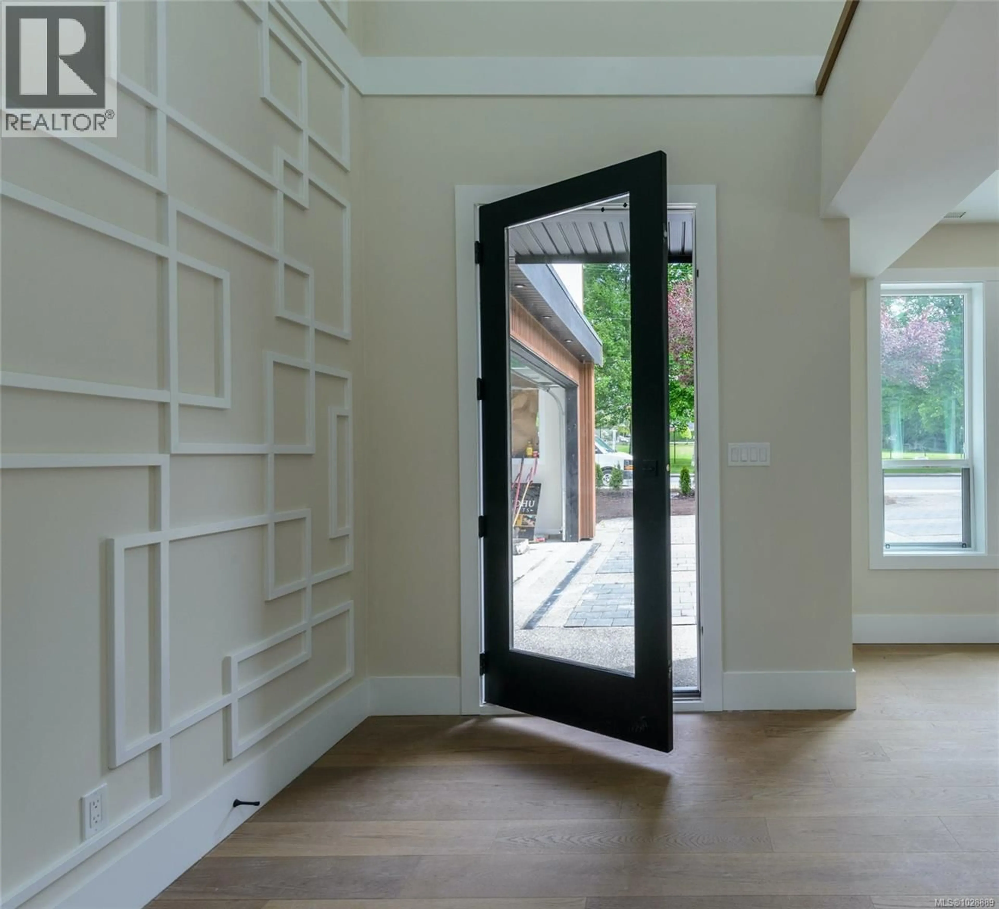 Indoor foyer for 1246 REYNOLDS ROAD, Saanich British Columbia V8P2K7