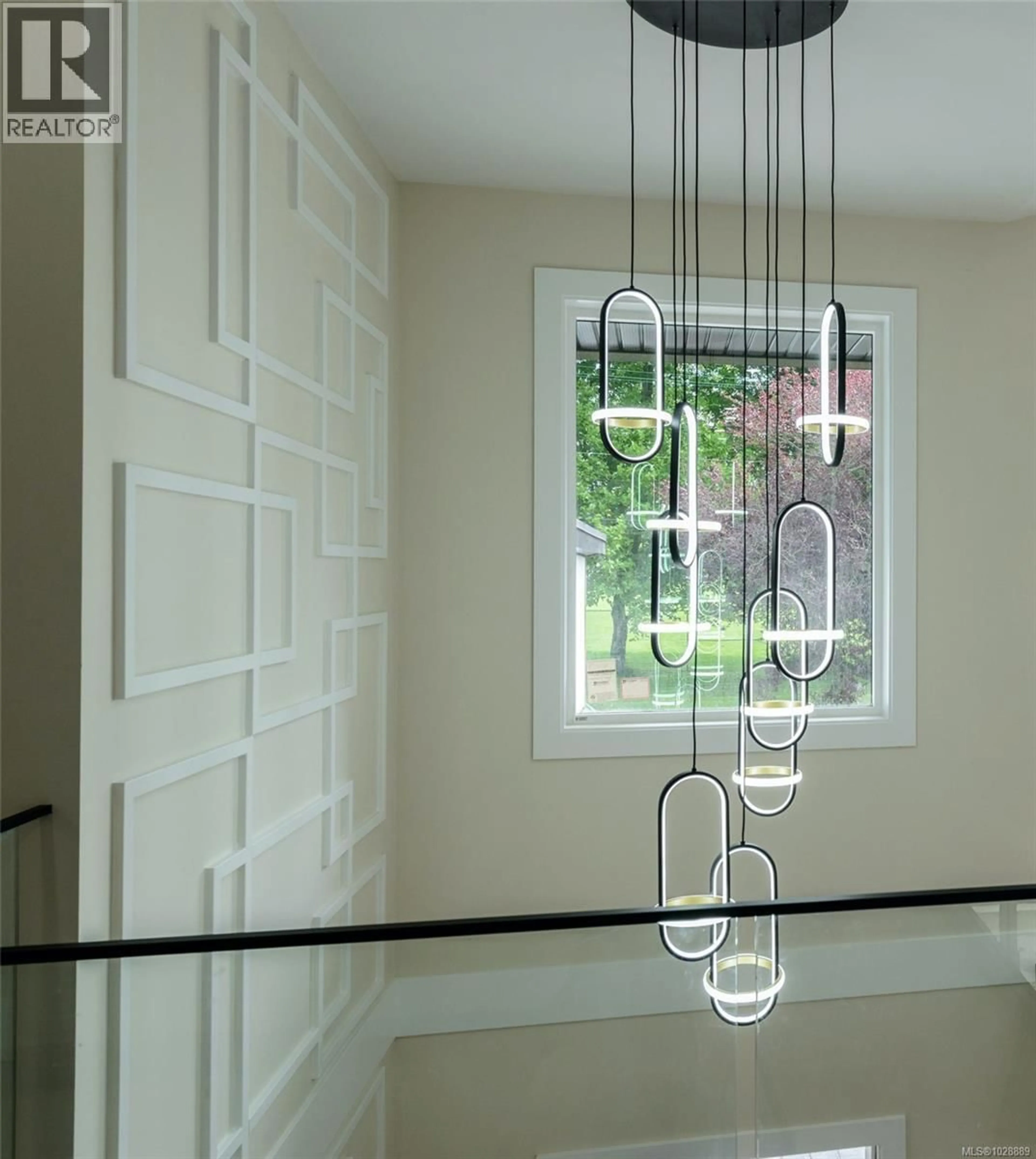 Indoor foyer for 1246 REYNOLDS ROAD, Saanich British Columbia V8P2K7