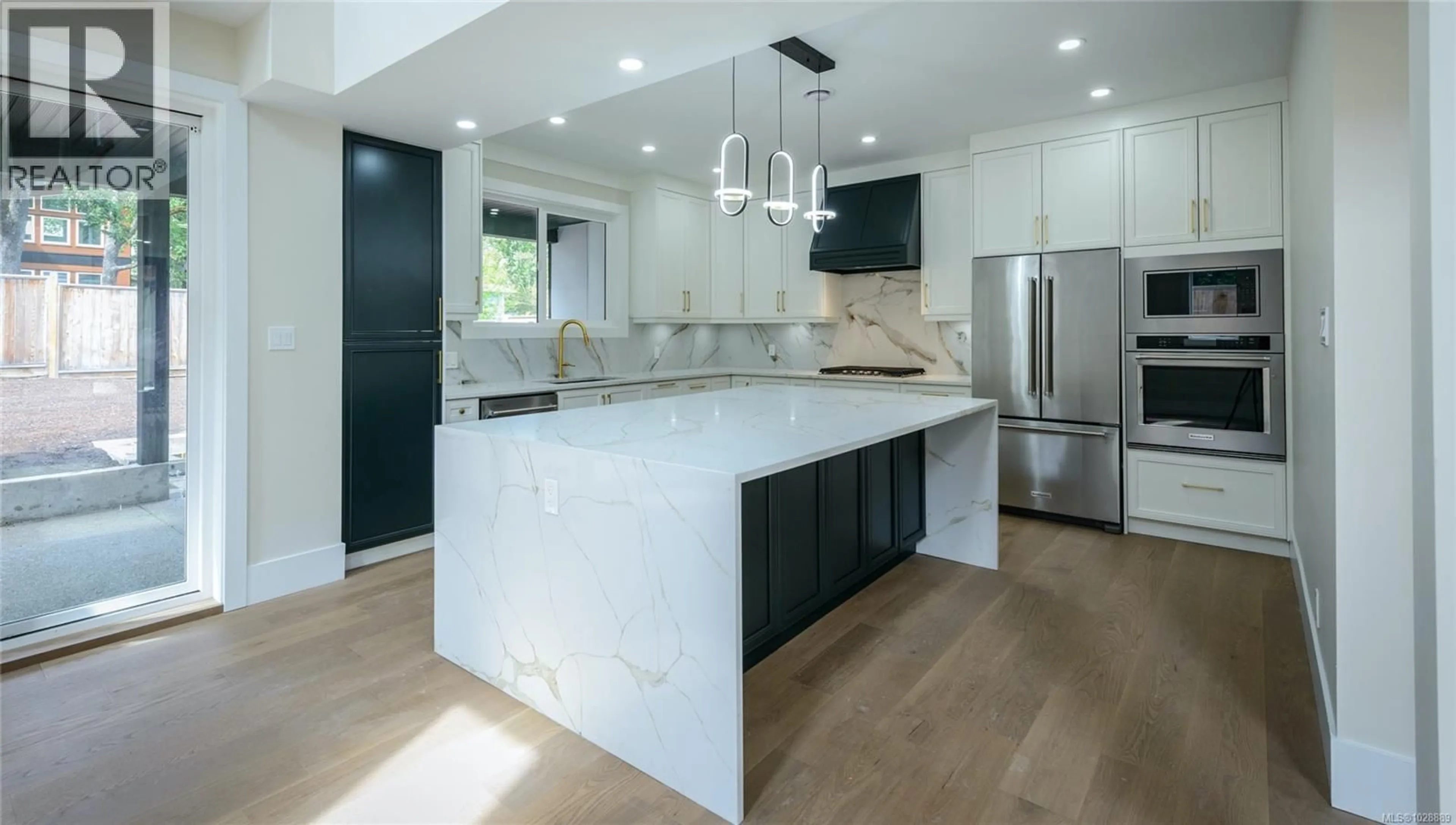 Contemporary kitchen, unknown for 1246 REYNOLDS ROAD, Saanich British Columbia V8P2K7