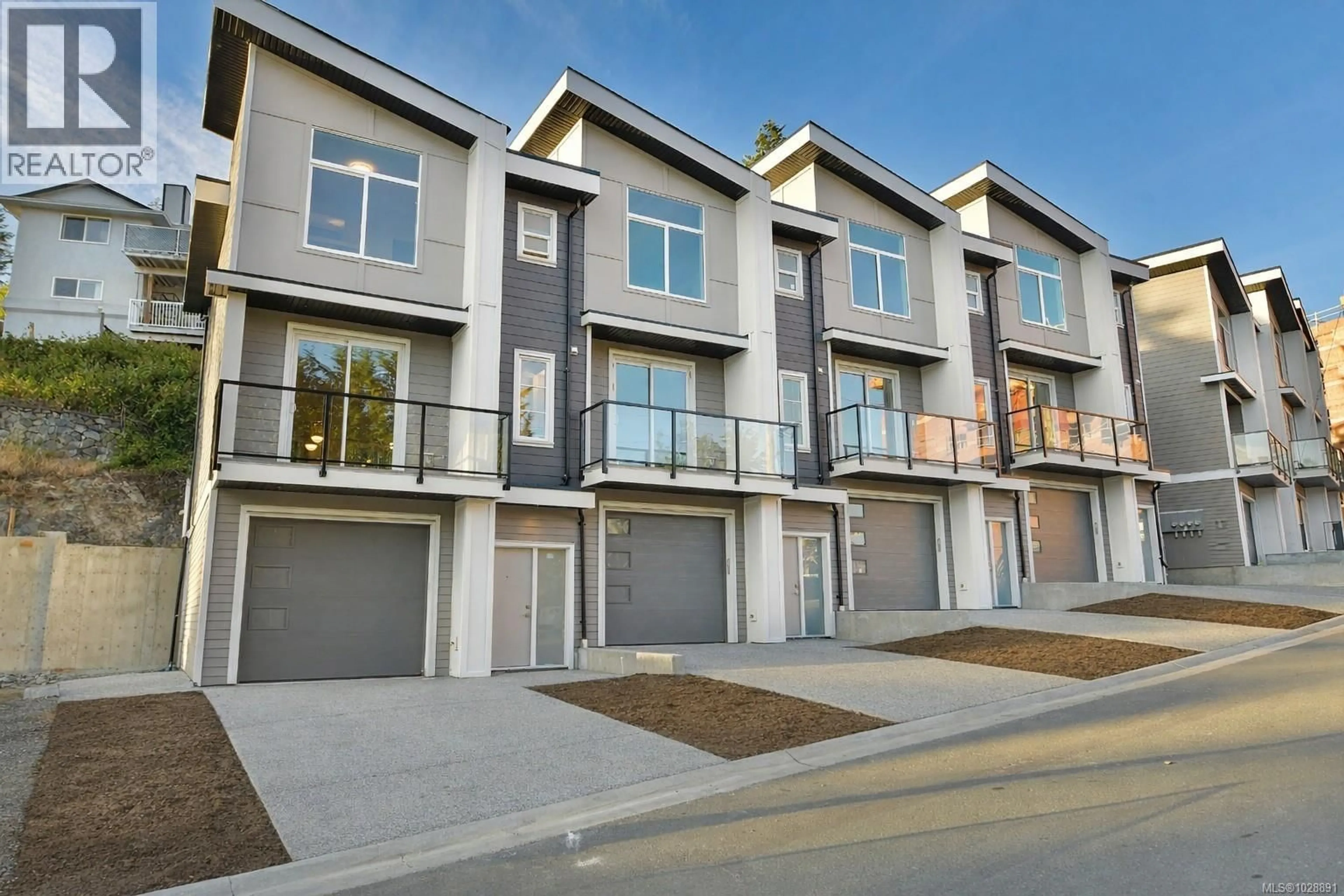 Home with vinyl exterior material, street for 996 CITATION ROAD, Langford British Columbia V9B5T1