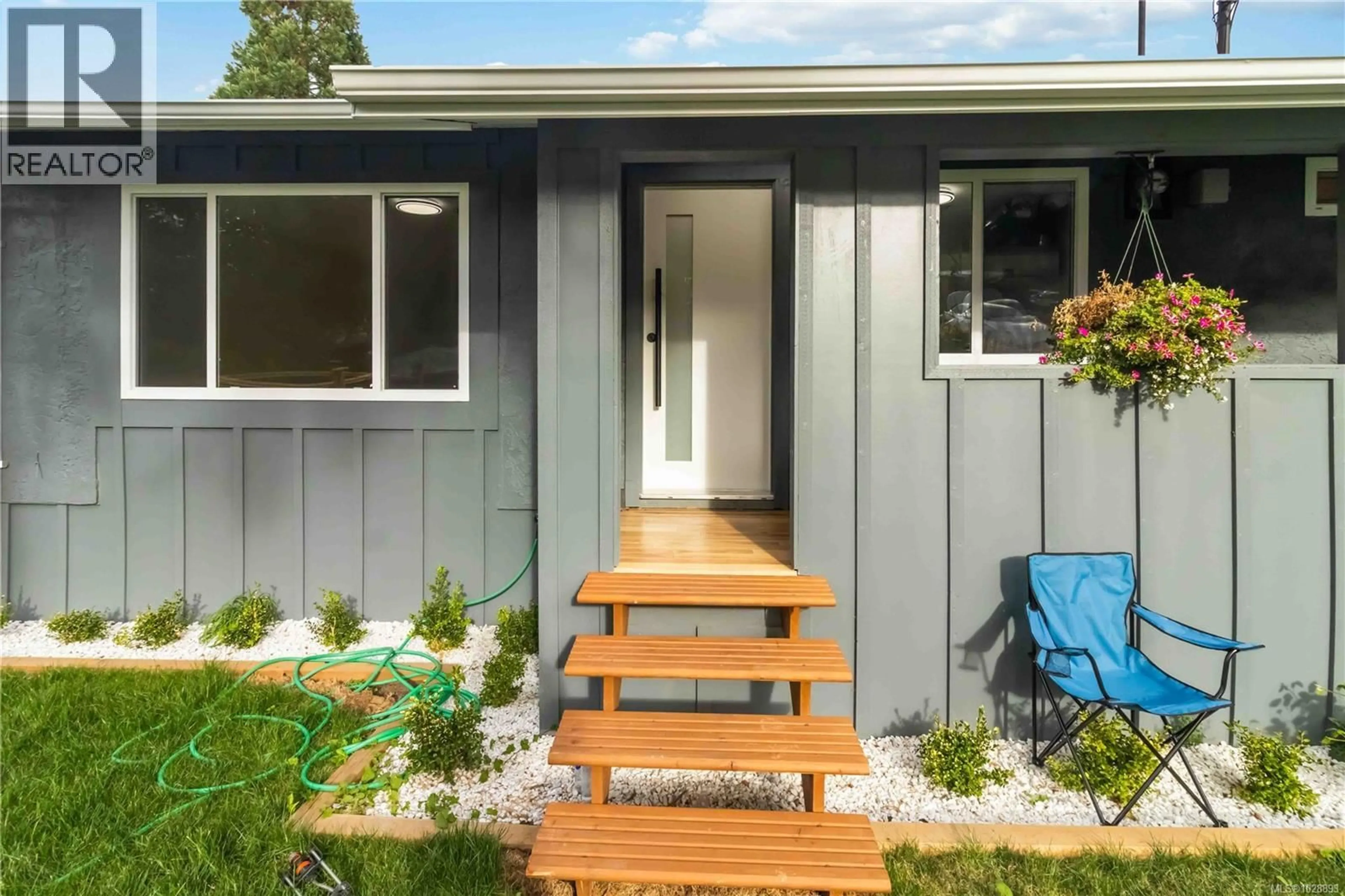 Home with vinyl exterior material, street for 964 LOCH GLEN PLACE, Langford British Columbia V9B4Z5