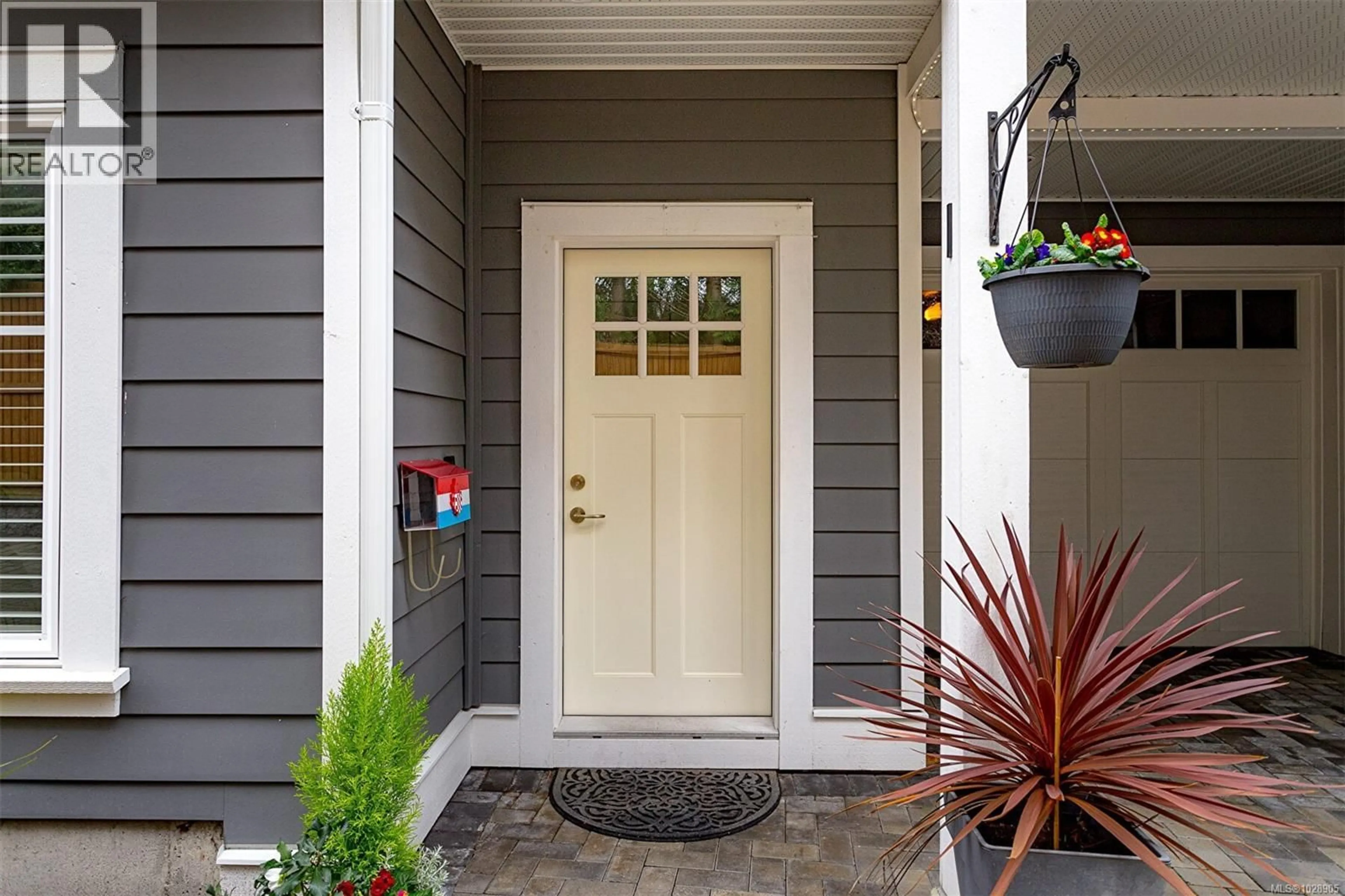 Indoor entryway for 1 - 10529 MCDONALD PARK ROAD, Sidney British Columbia V8L3J2