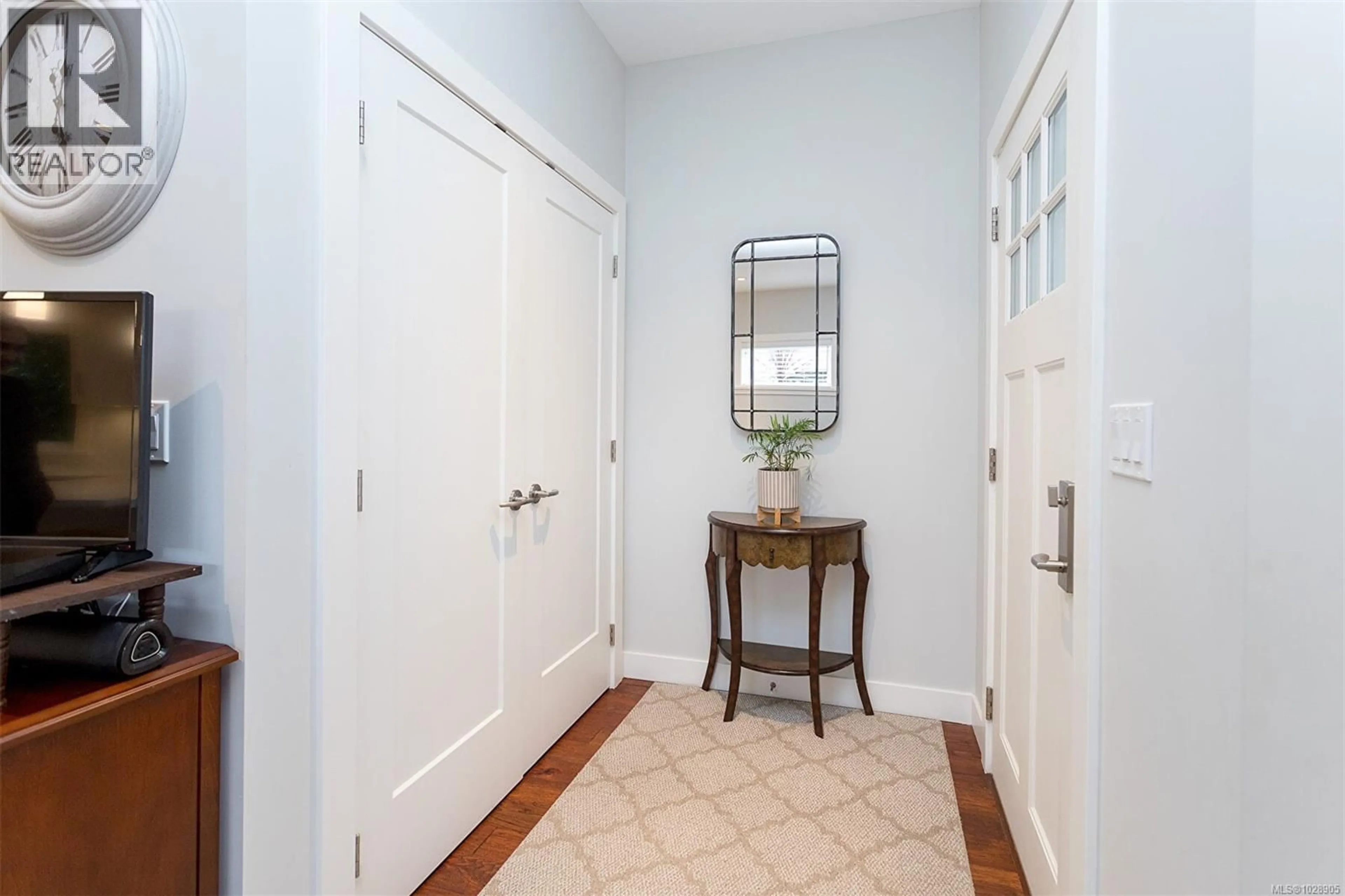 Indoor entryway for 1 - 10529 MCDONALD PARK ROAD, Sidney British Columbia V8L3J2