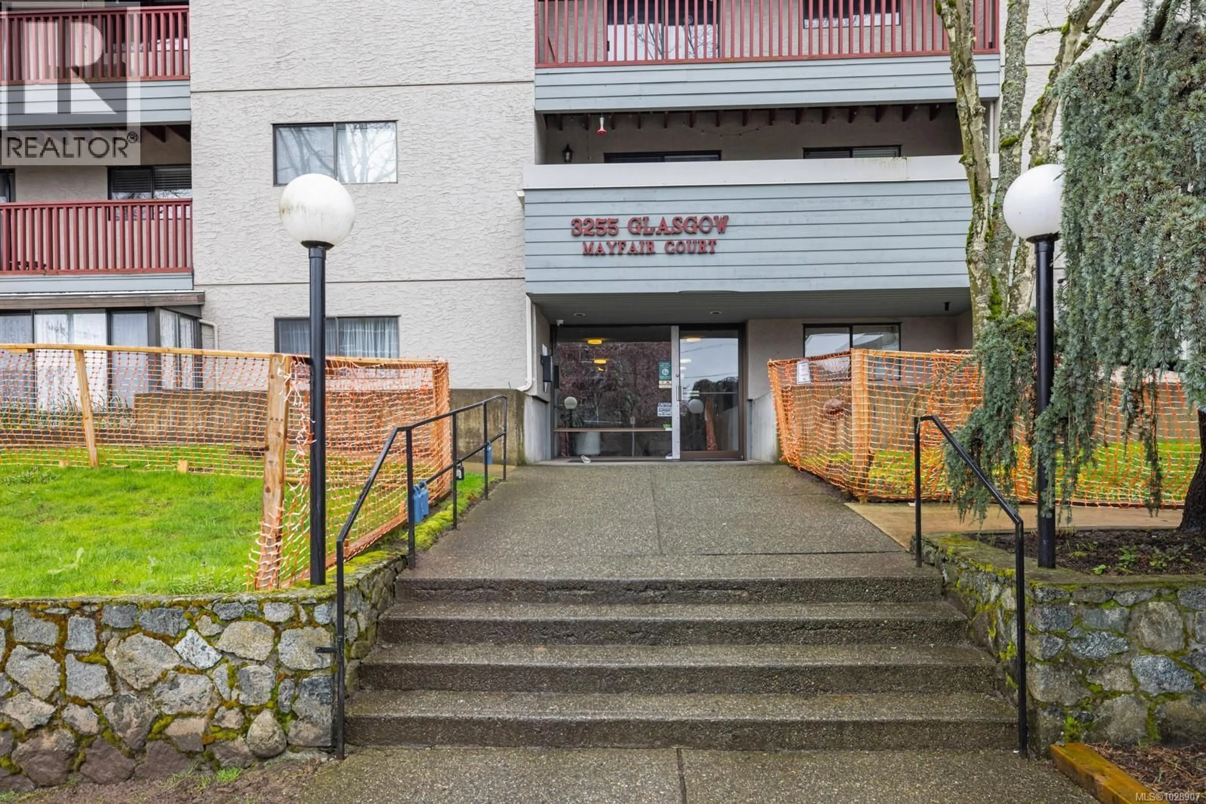 Indoor foyer for 215 - 3255 GLASGOW AVENUE, Saanich British Columbia V8X2S4