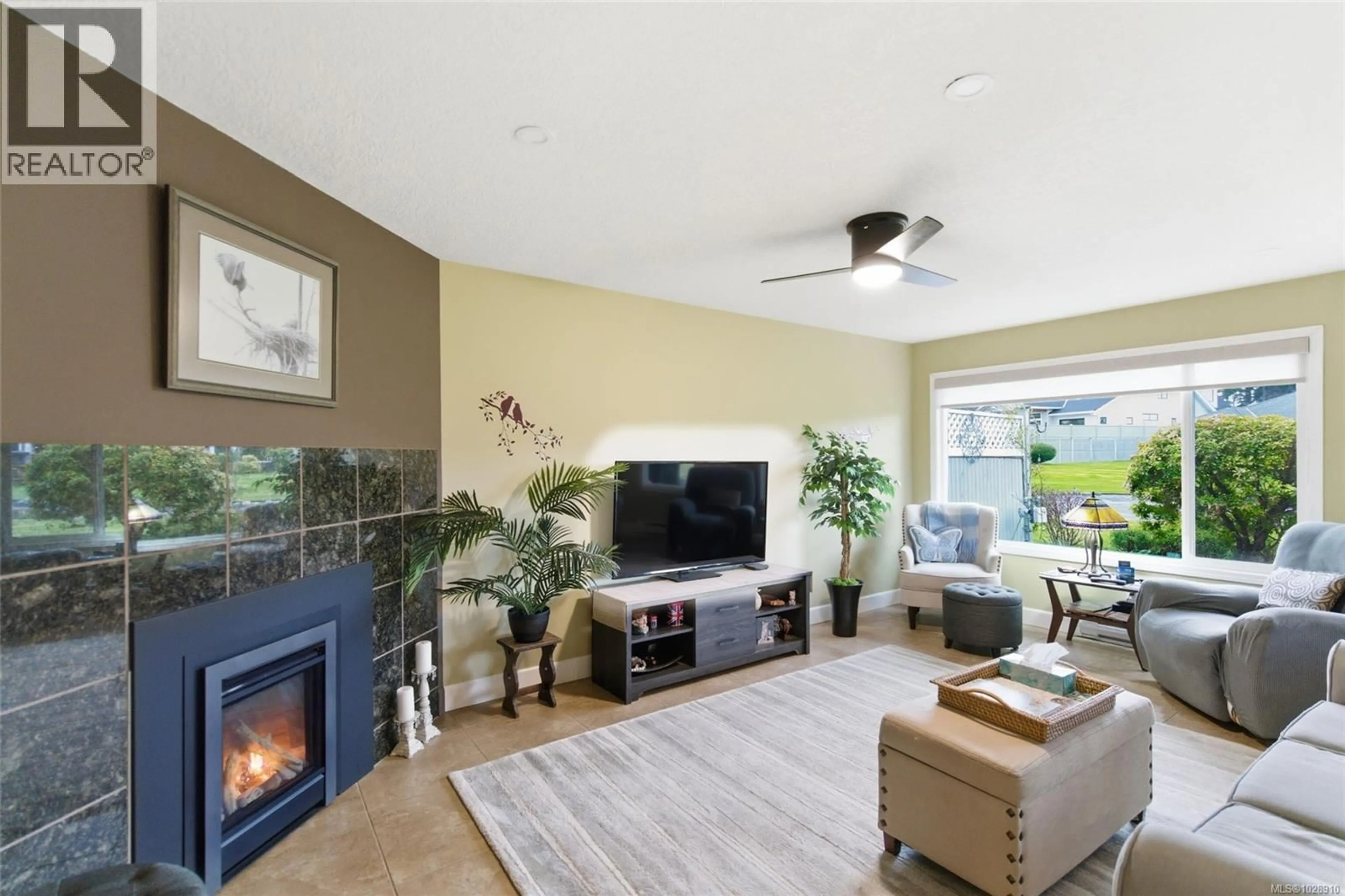 Living room with furniture, unknown for 207 - 330 DOGWOOD STREET NORTH, Parksville British Columbia V9P1P7