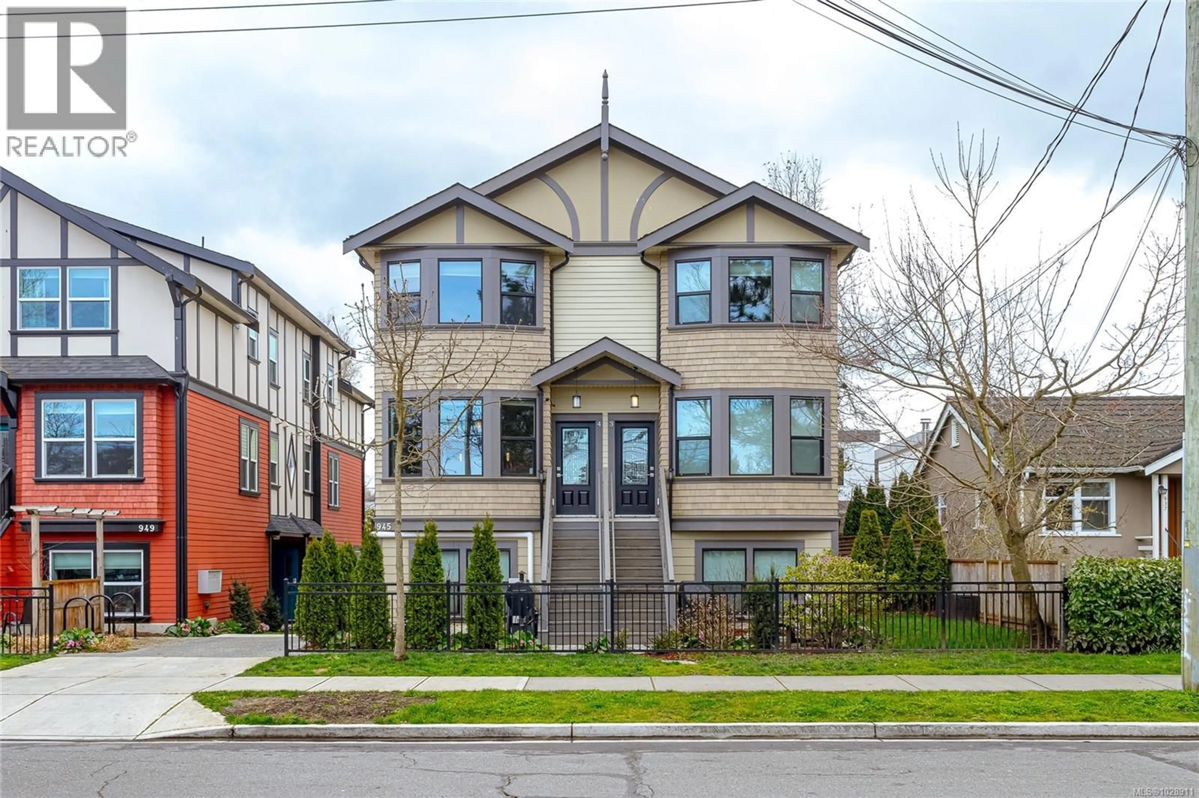 Home with brick exterior material, street for 6 - 945 PEMBROKE STREET, Victoria British Columbia V8T1J1