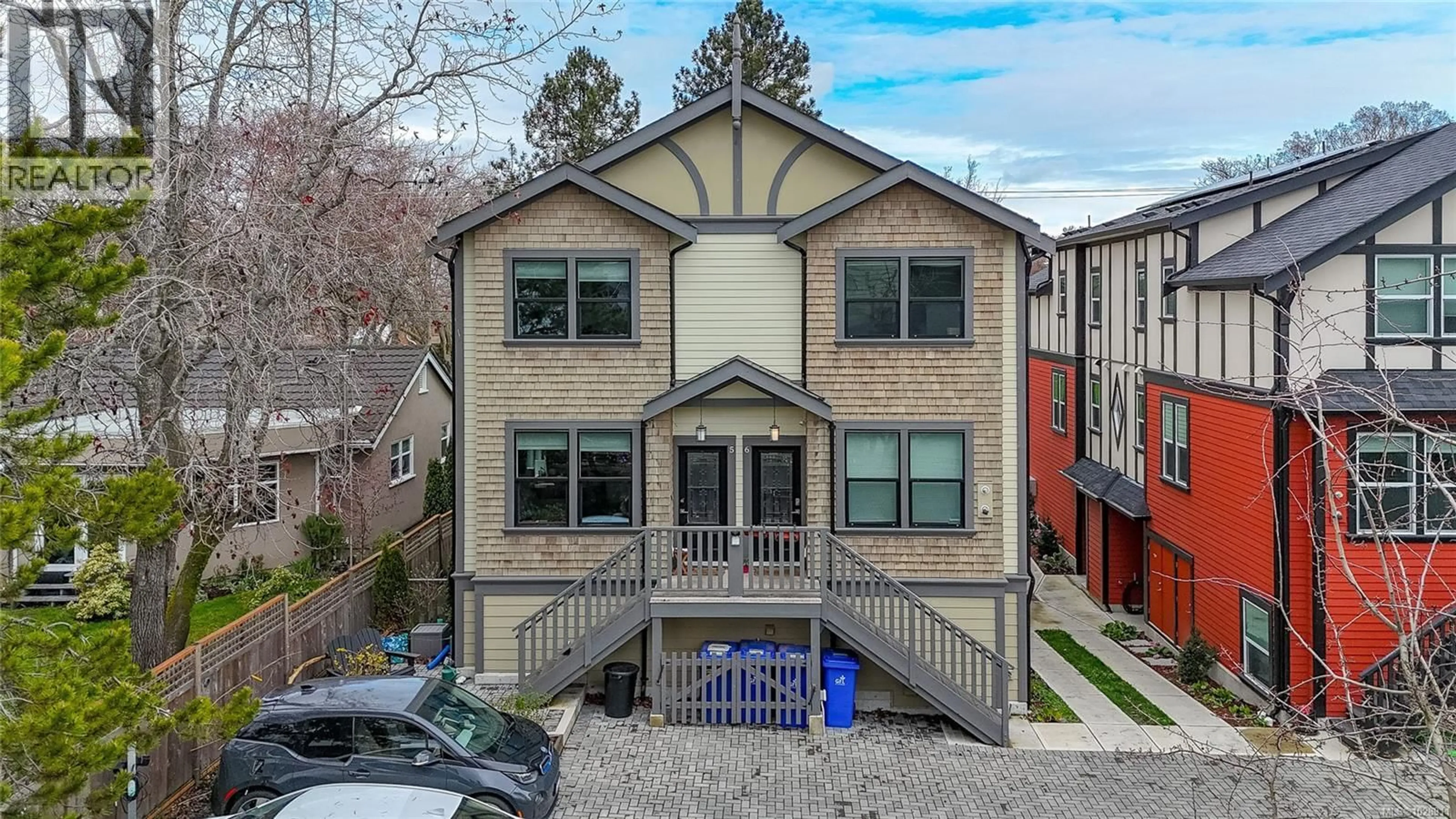 A pic from outside/outdoor area/front of a property/back of a property/a pic from drone, street for 6 - 945 PEMBROKE STREET, Victoria British Columbia V8T1J1