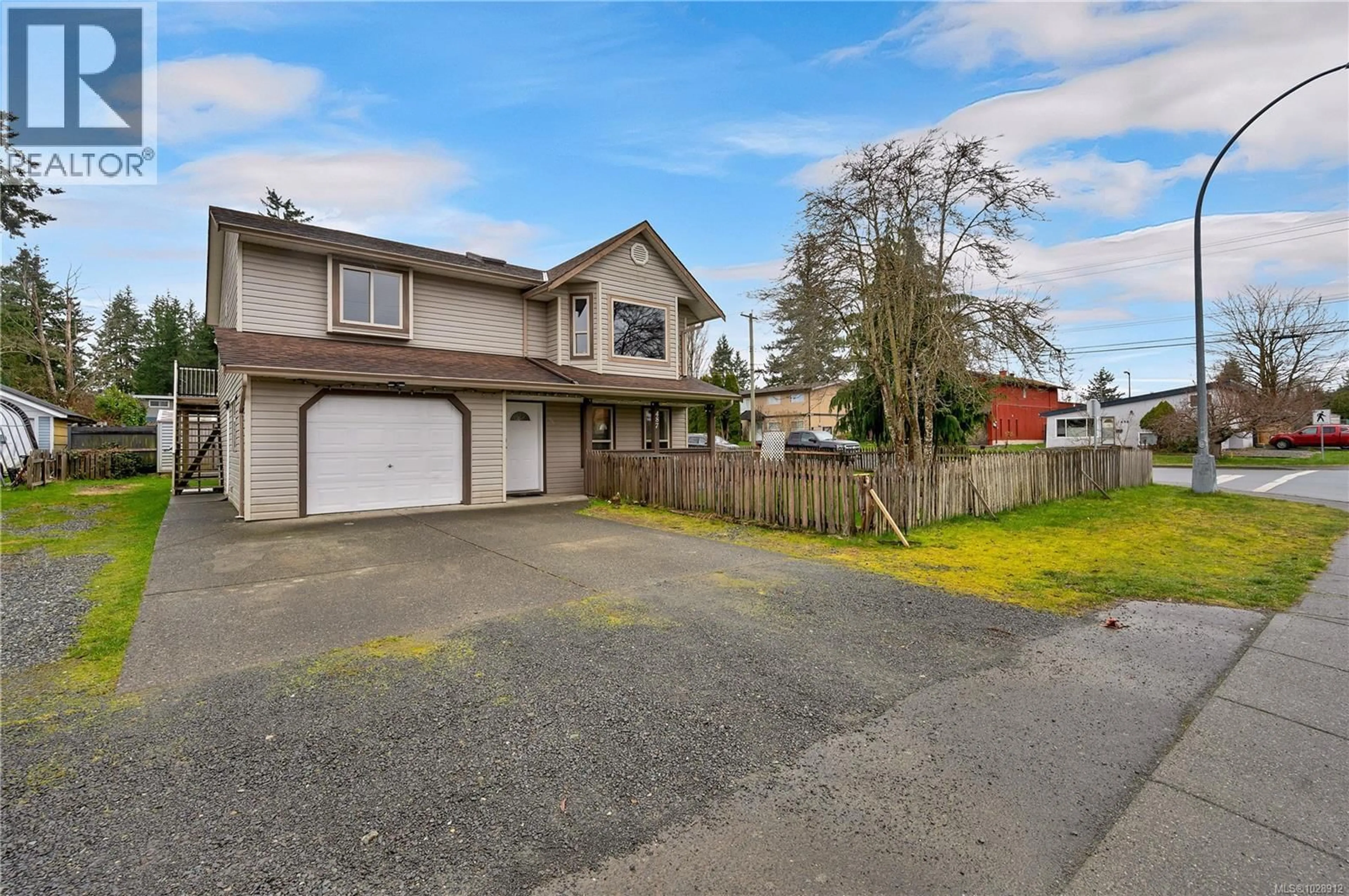 A pic from outside/outdoor area/front of a property/back of a property/a pic from drone, street for 487 5TH AVENUE, Campbell River British Columbia V9W3X5