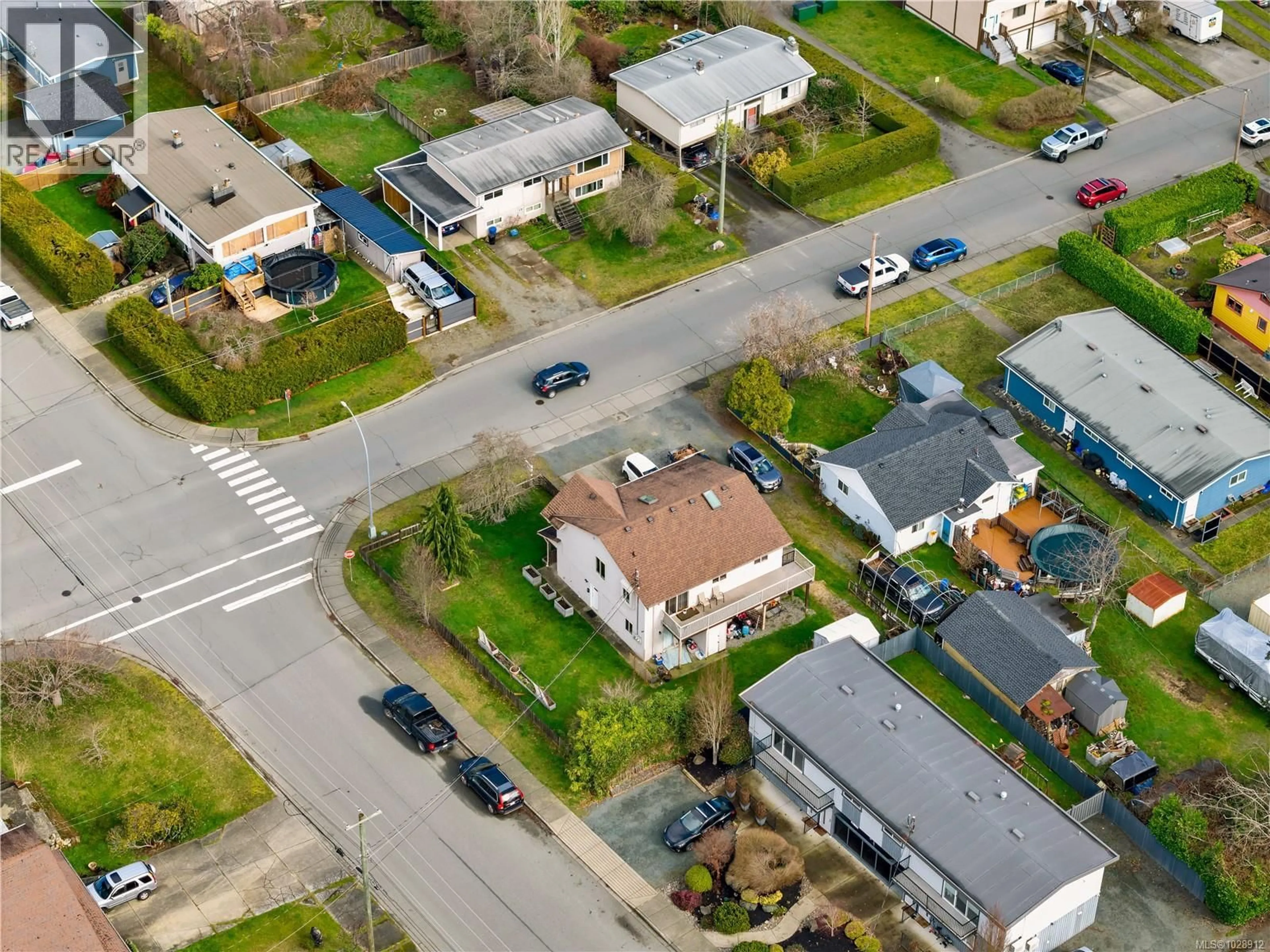 A pic from outside/outdoor area/front of a property/back of a property/a pic from drone, street for 487 5TH AVENUE, Campbell River British Columbia V9W3X5
