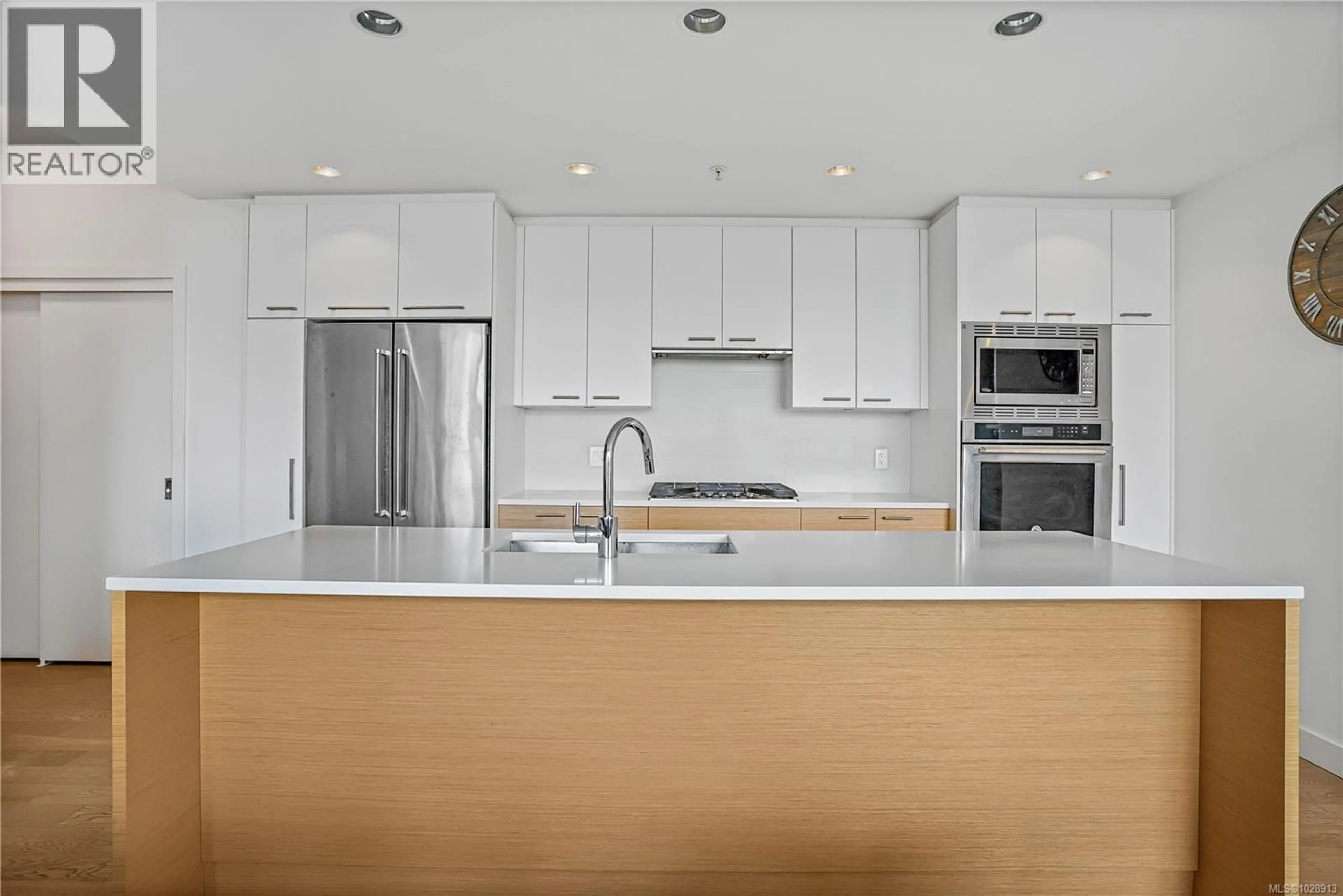 Contemporary kitchen, unknown for 402 - 4011 RAINBOW HILL LANE, Saanich British Columbia V8X0B6