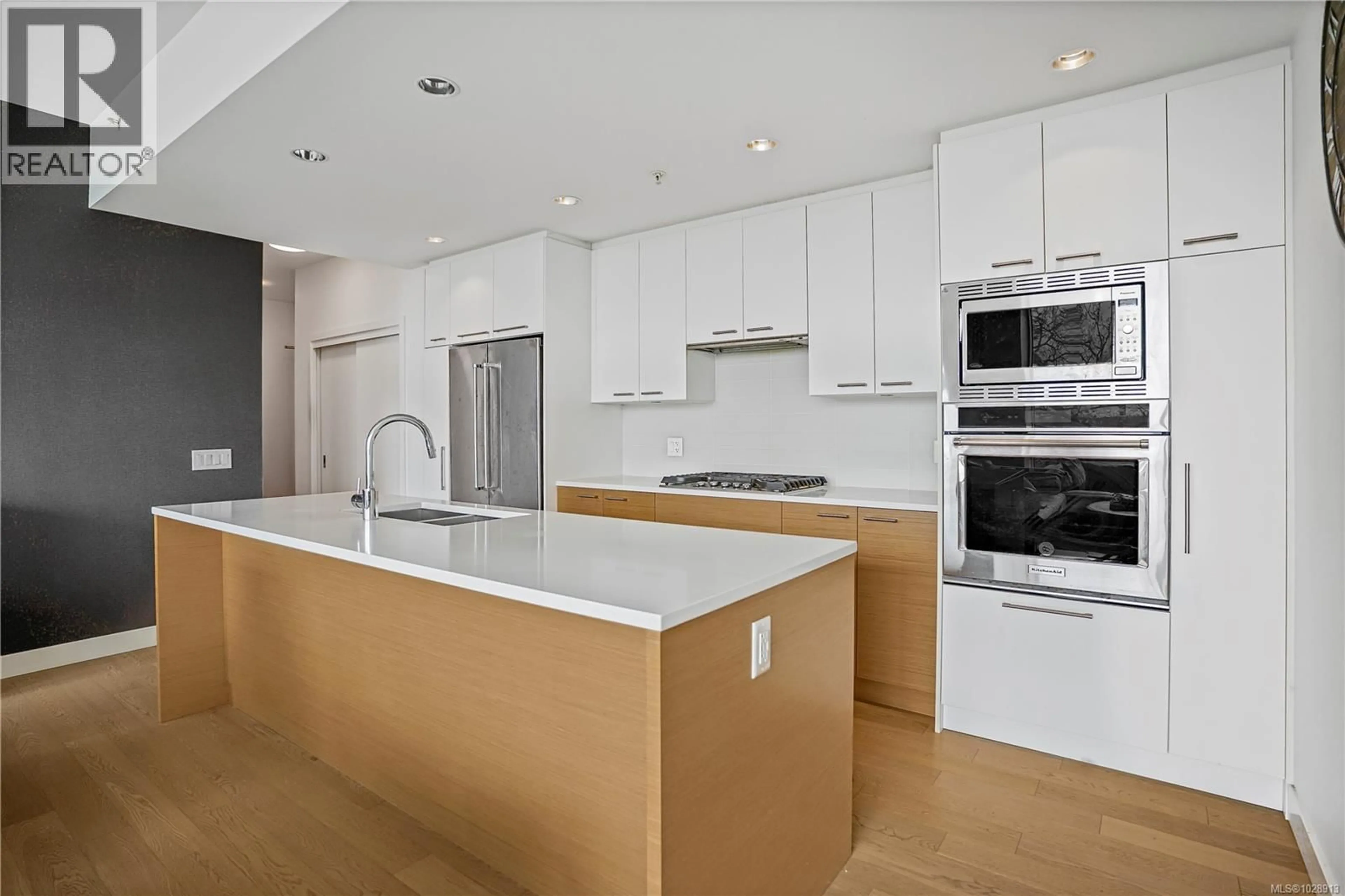 Open concept kitchen, ceramic/tile floor for 402 - 4011 RAINBOW HILL LANE, Saanich British Columbia V8X0B6