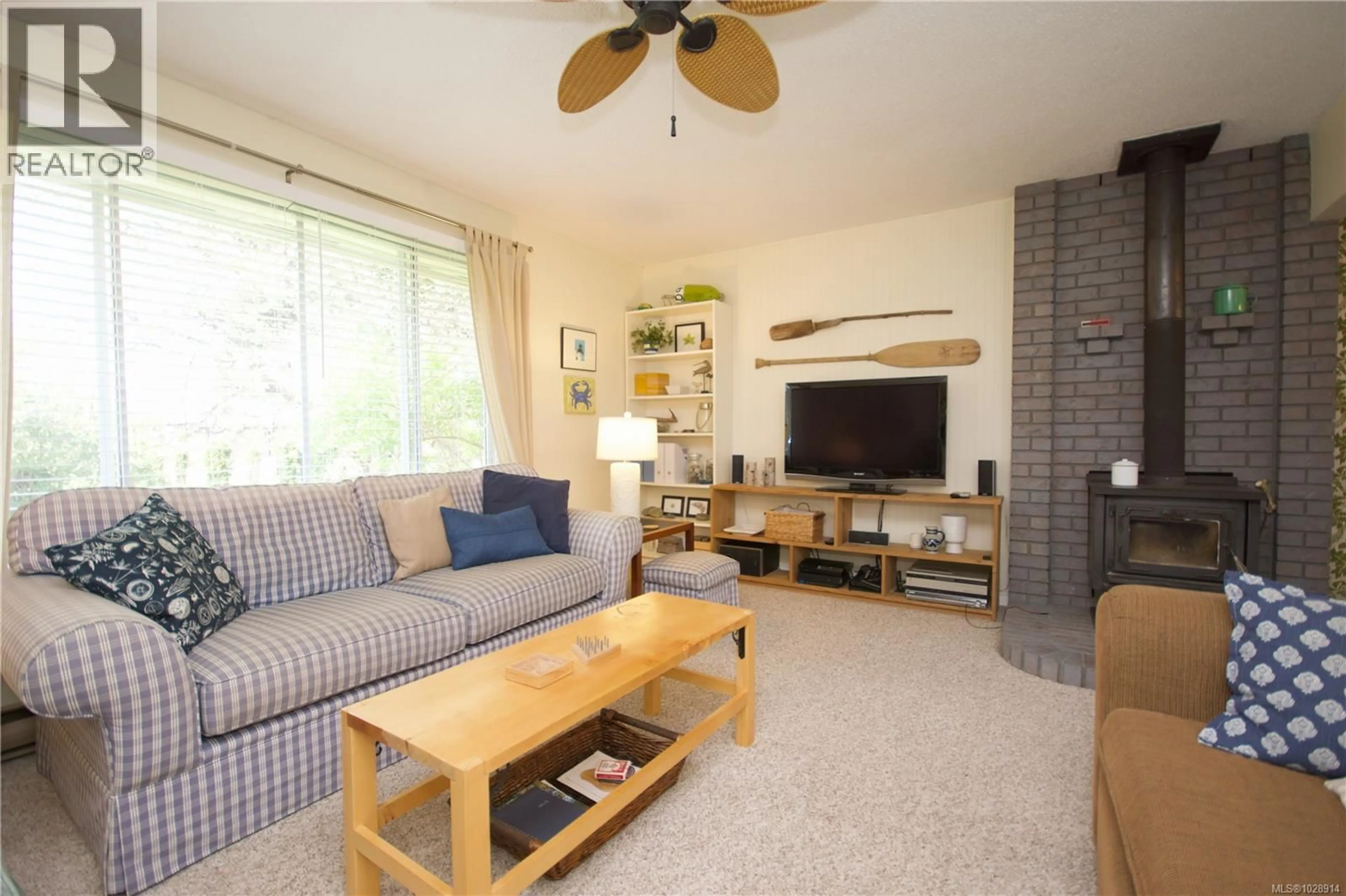 Living room with furniture, wood/laminate floor for 603 JOHNSTONE ROAD, Parksville British Columbia V9P2A5