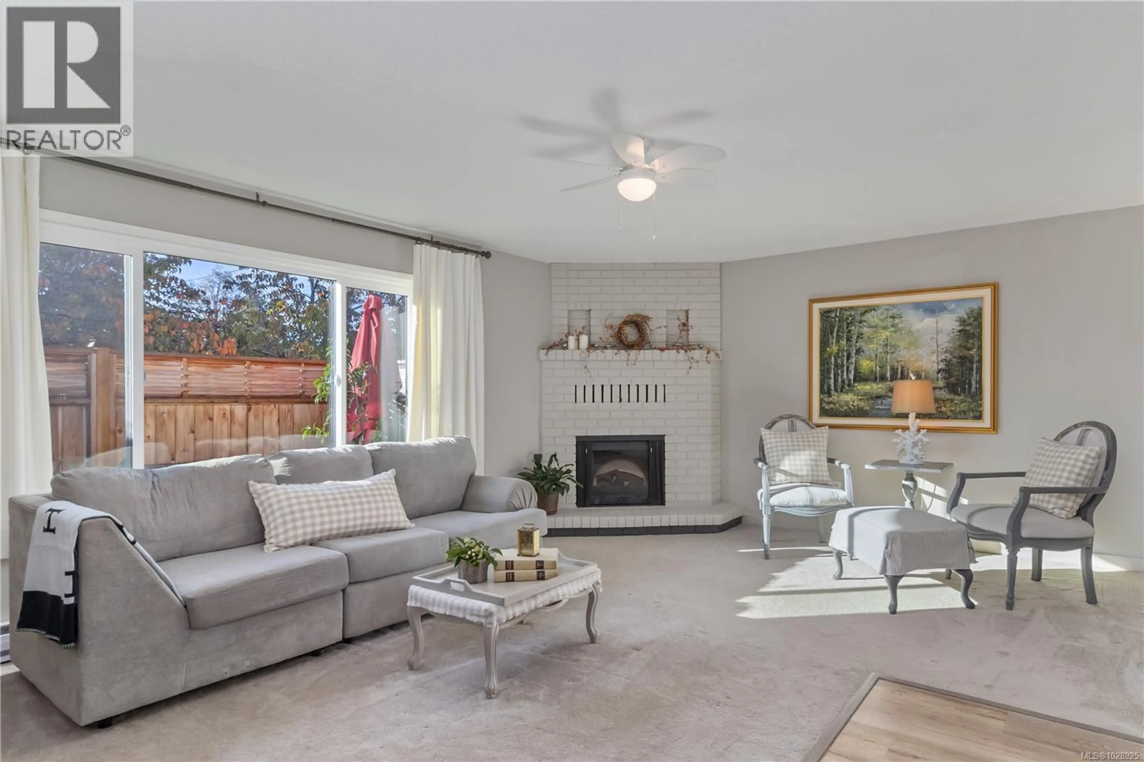 Living room with furniture, unknown for 2 - 2034 WEILER AVENUE, Sidney British Columbia V8L1R4