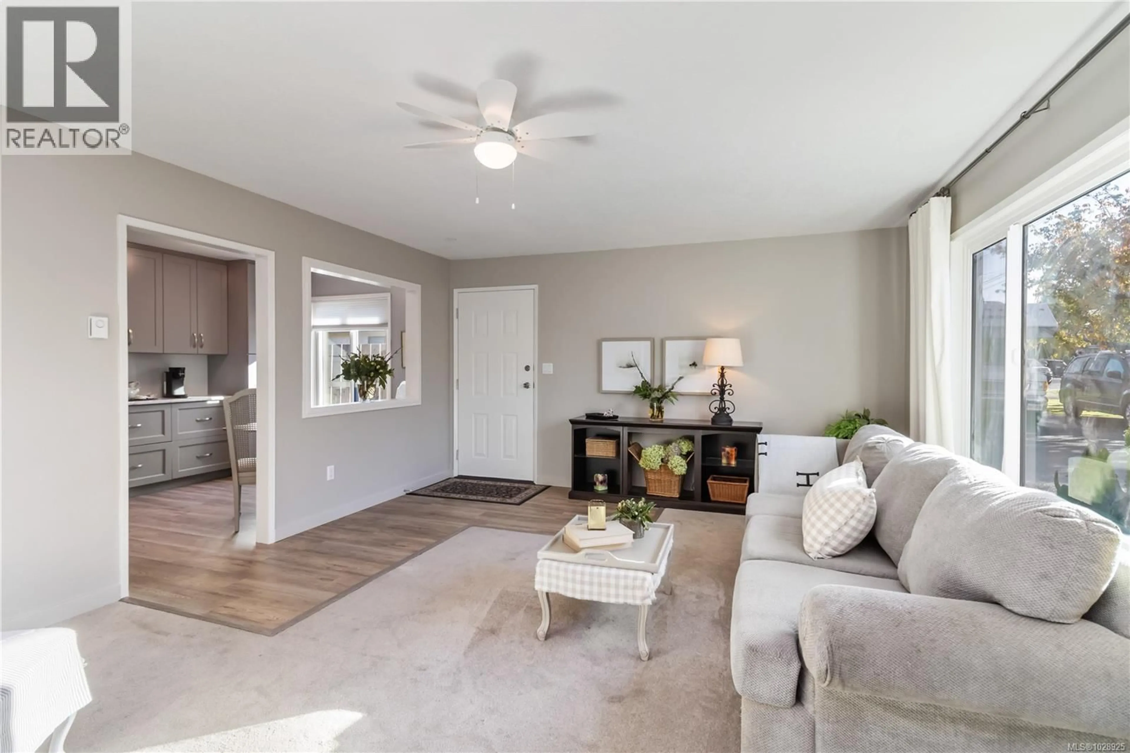 Living room with furniture, unknown for 2 - 2034 WEILER AVENUE, Sidney British Columbia V8L1R4